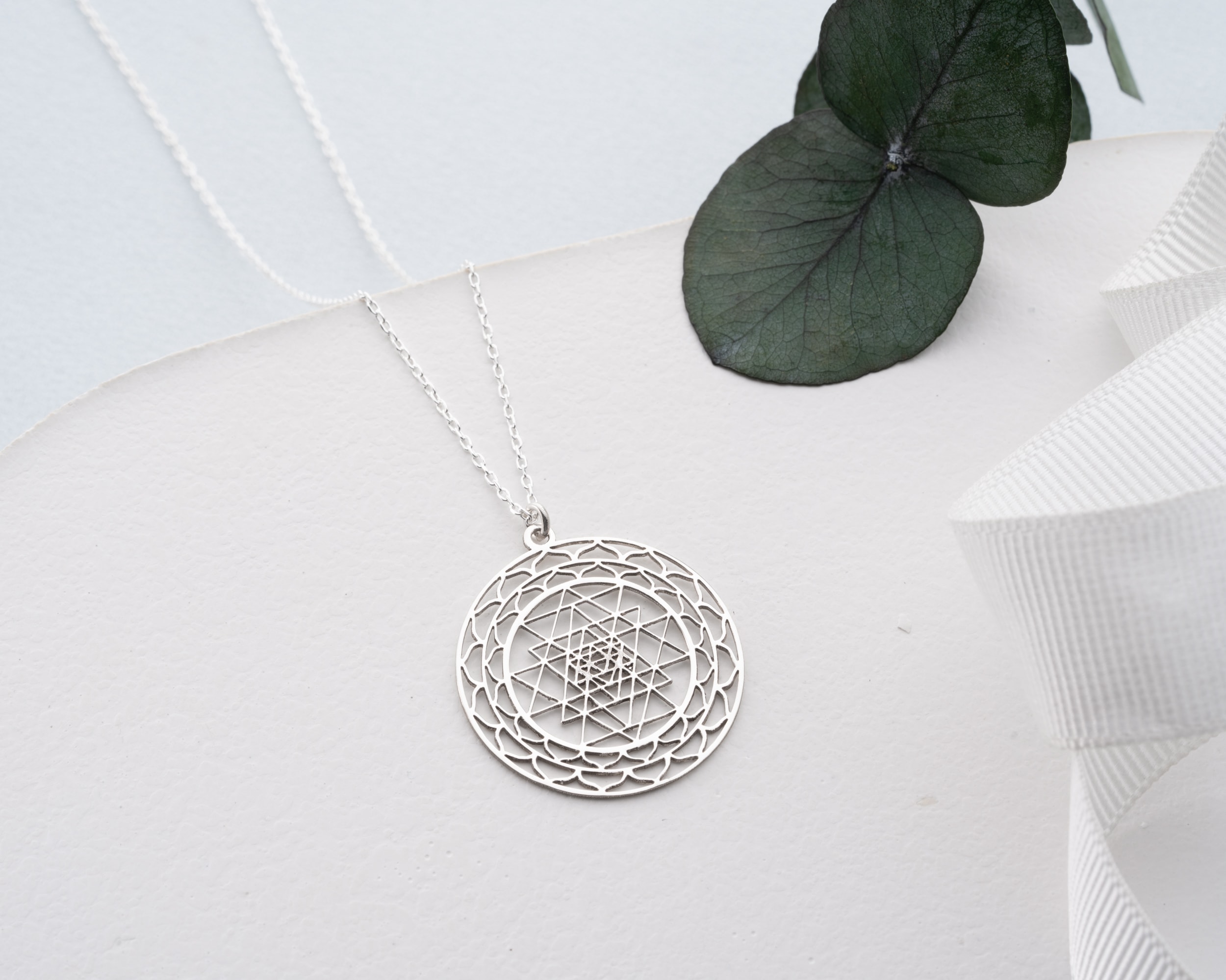 Sri Yantra Yuvarlak Spiral Kesim 925 Ayar Gümüş Kolye – Spiral Kesim Spiritüel Takı