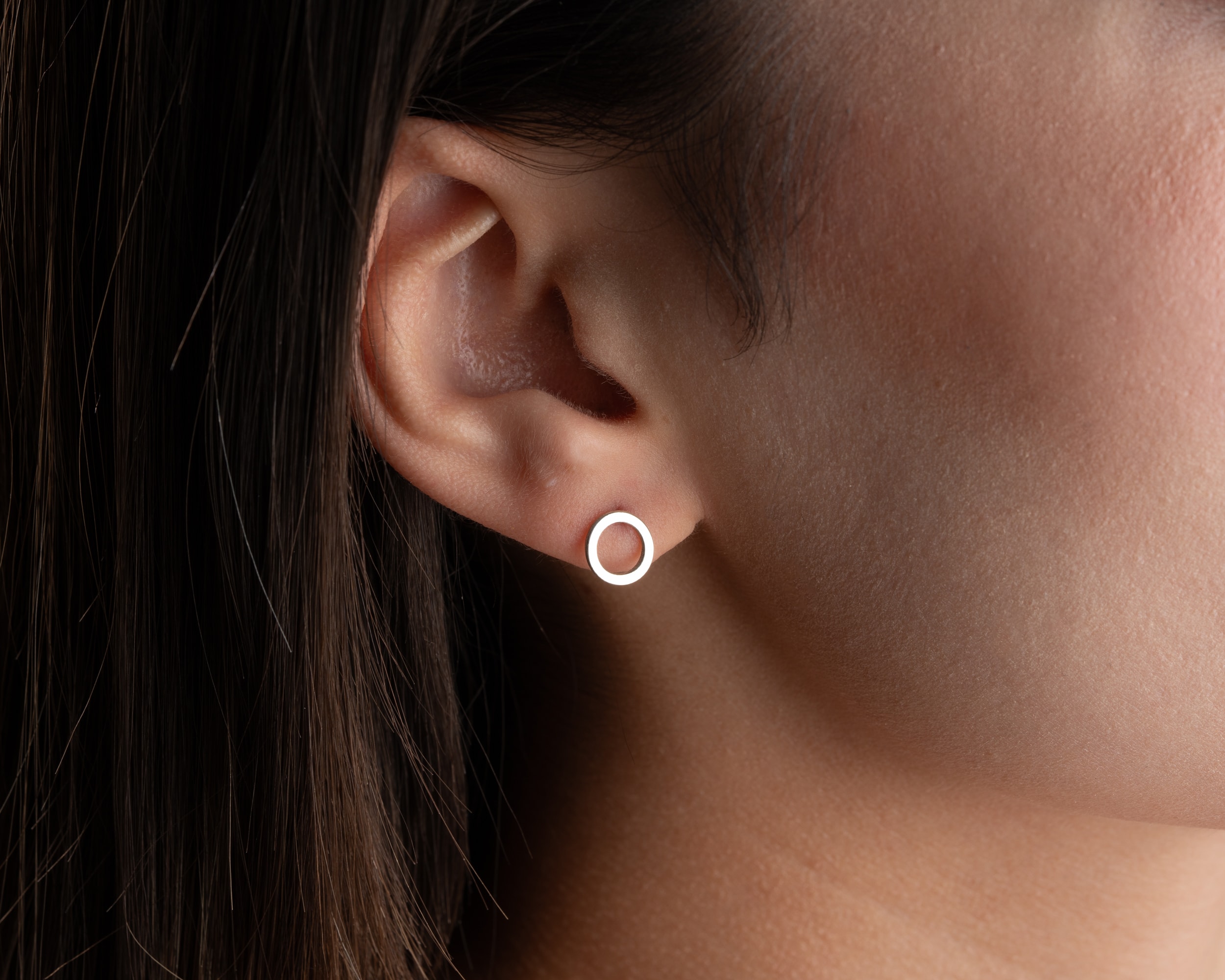 Çivili Mini Halka Küpe 925 Ayar Gümüş – Modern ve Zarif Tasarım