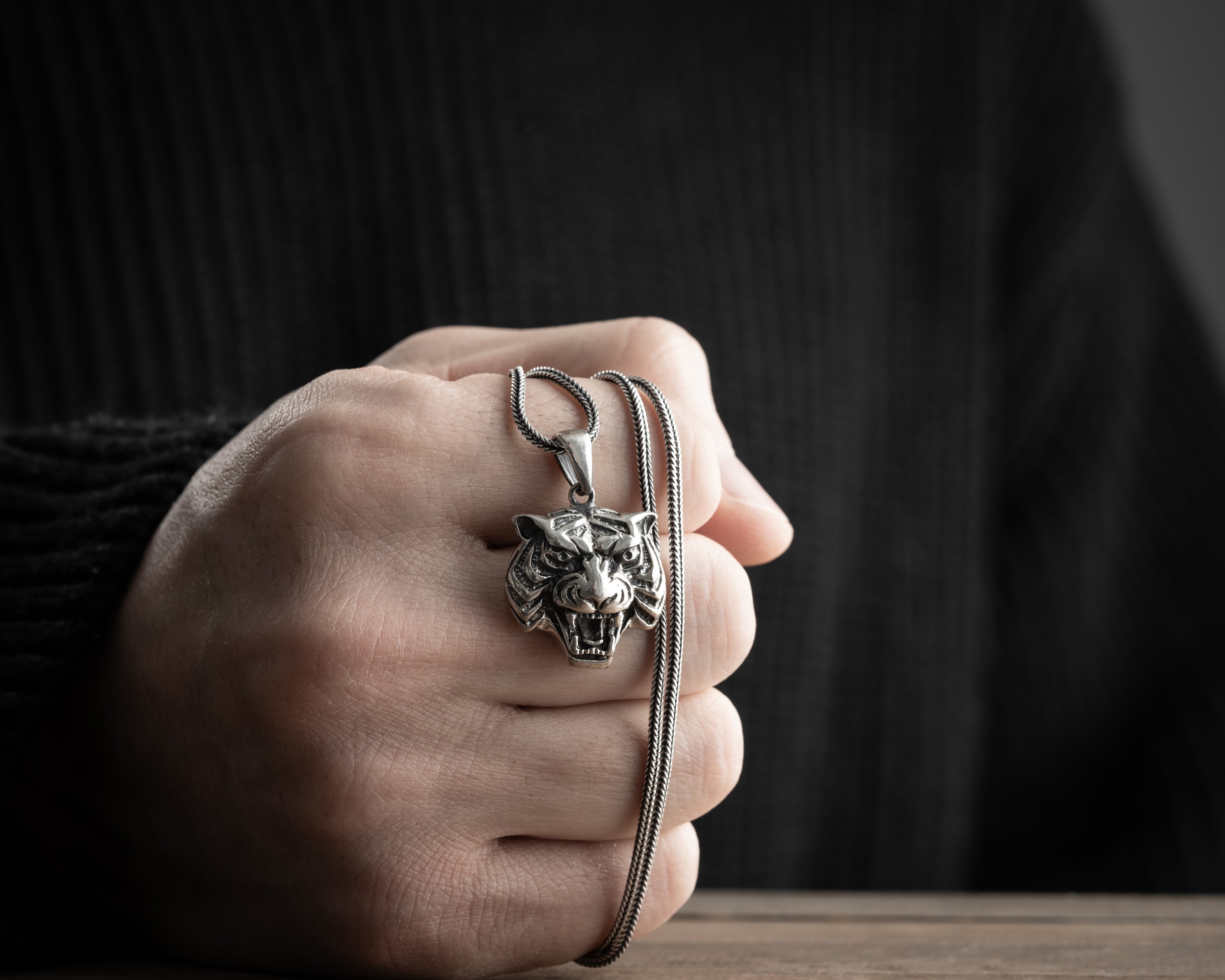 3 Boyutlu Kaplan Erkek Kolye – Tilki Kuyruğu Zincirli Güçlü ve Karizmatik Tasarım