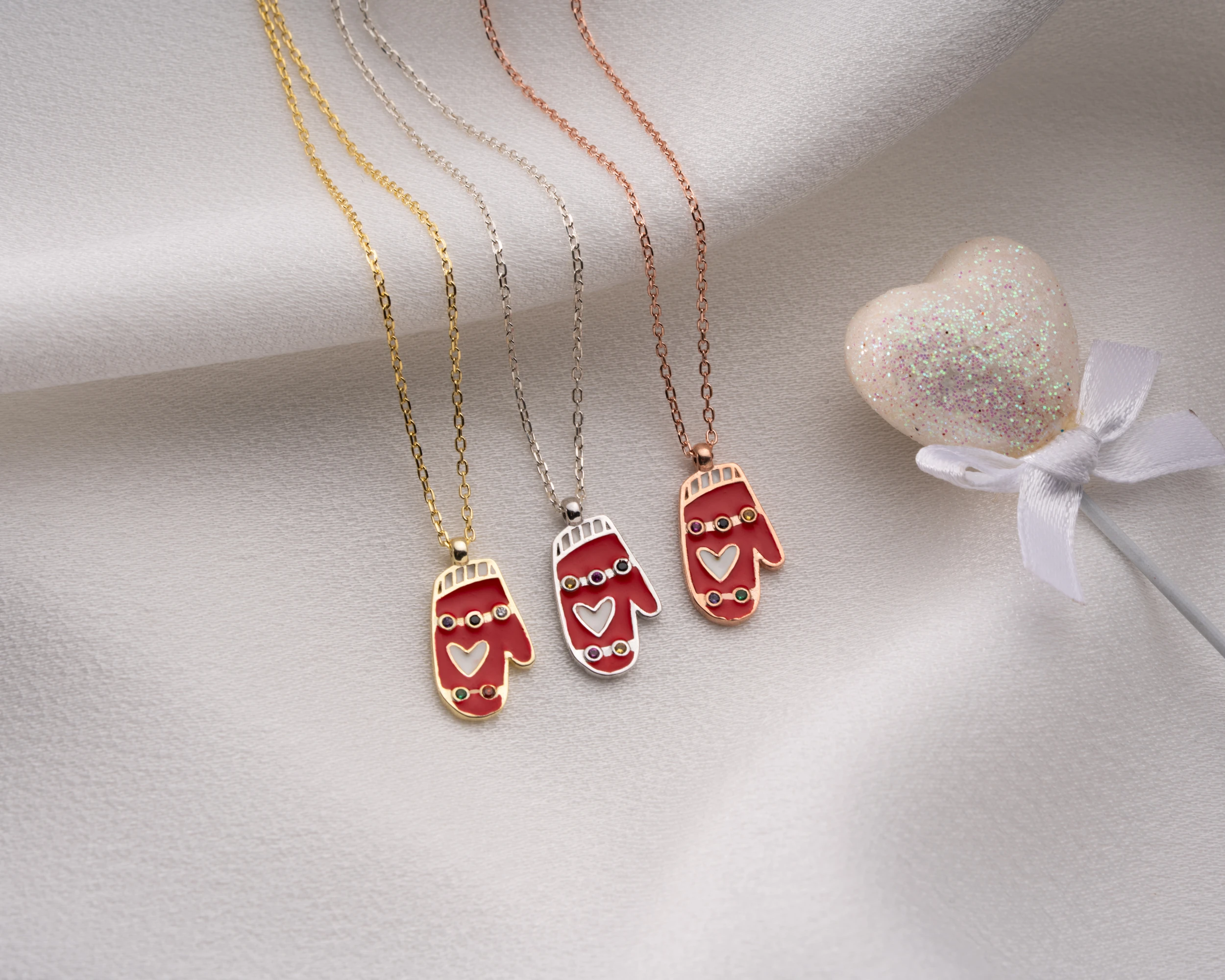 ✨ Mineli Yılbaşı Eldiven Kolye – Kışın Zarafetini Boynunuzda Taşıyın