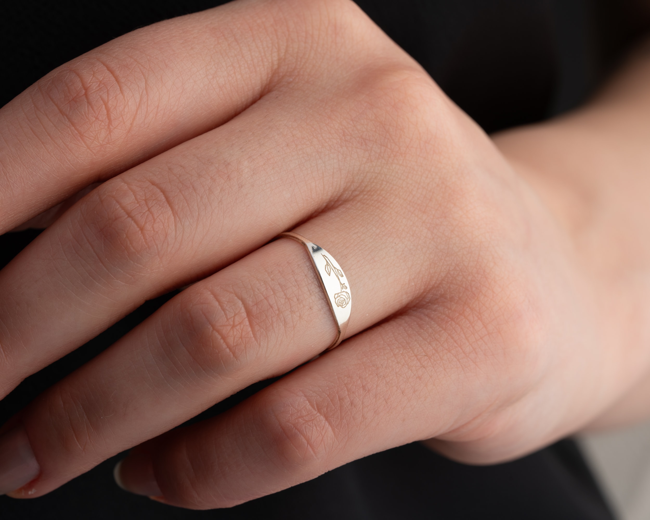 Doğum Çiçekli İnce Tasarım Yüzük – Zarif ve Anlamlı 925 Ayar Gümüş Takı