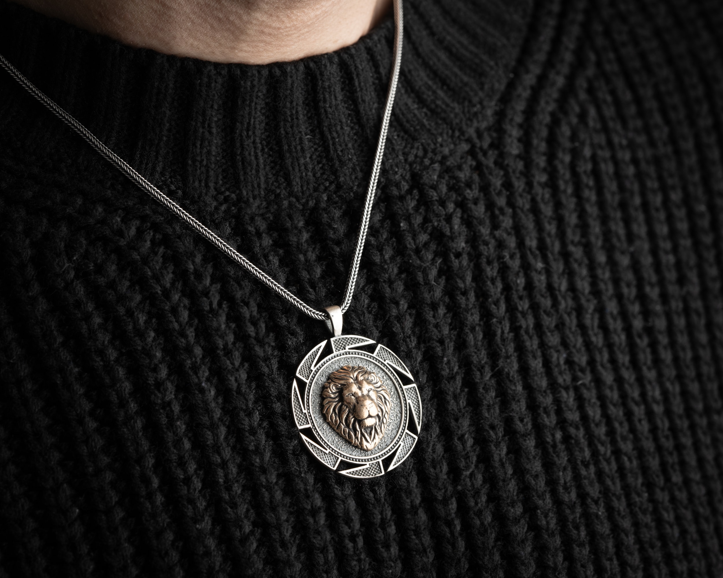 Kabartma Aslan Erkek Kolye | Tilki Kuyruğu Zincirli Güç ve Karizma Tasarımı