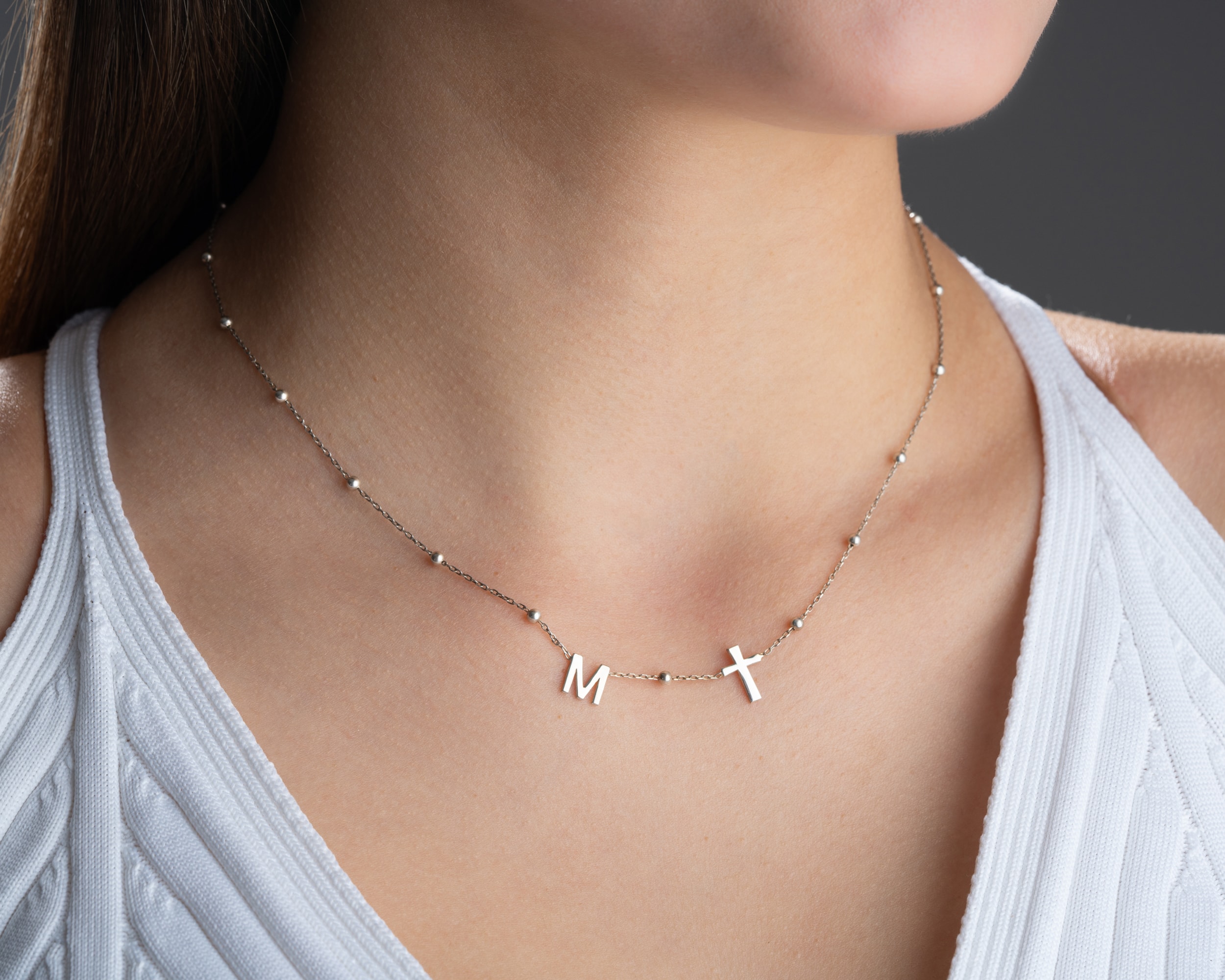 Aralıklı Harf Sembollü İsim Harf Kolye – Top Zincirli Kişiye Özel Zarif Tasarım