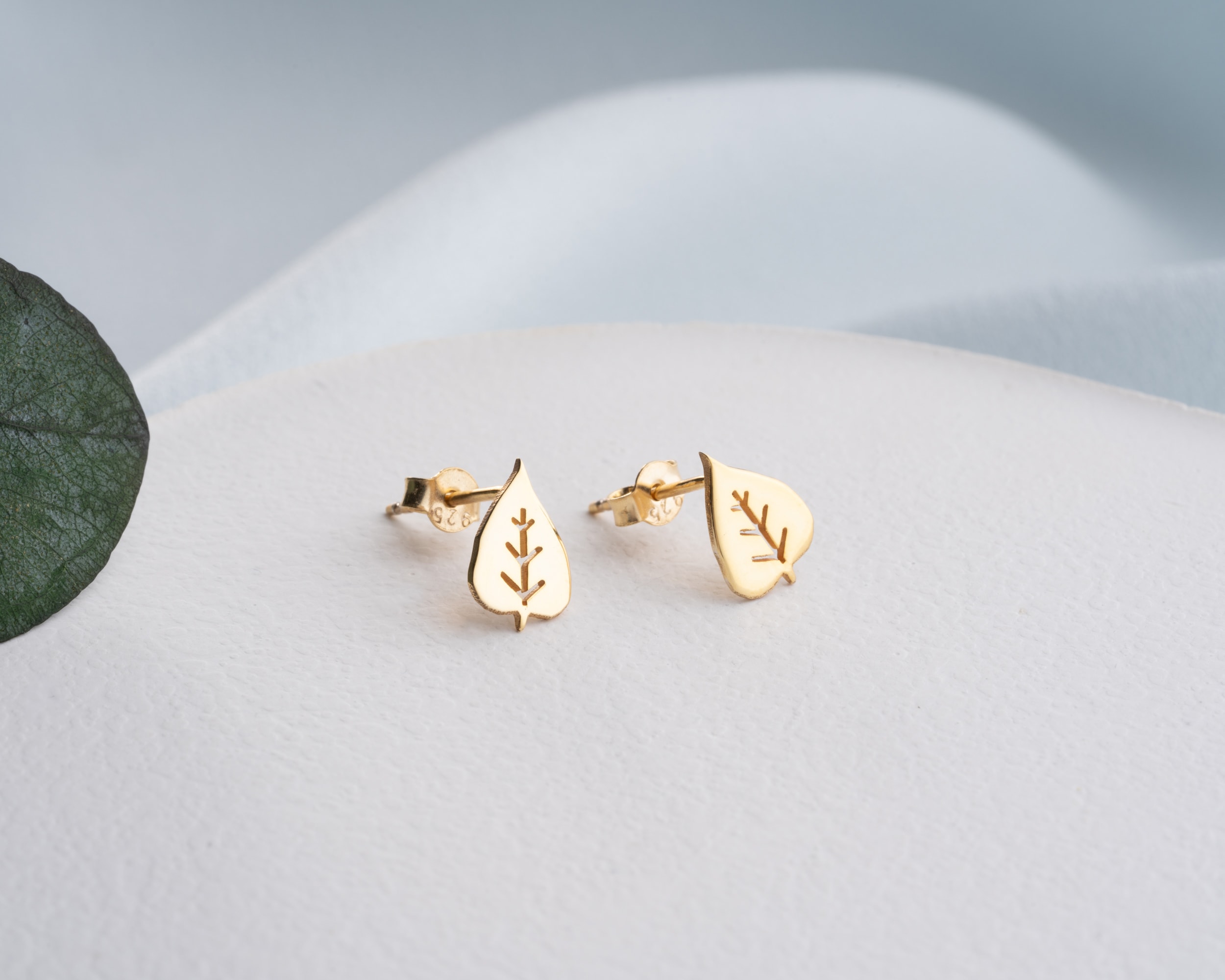 Çivili Yaprak Küpe – Doğadan İlham Alan Zarif Takı