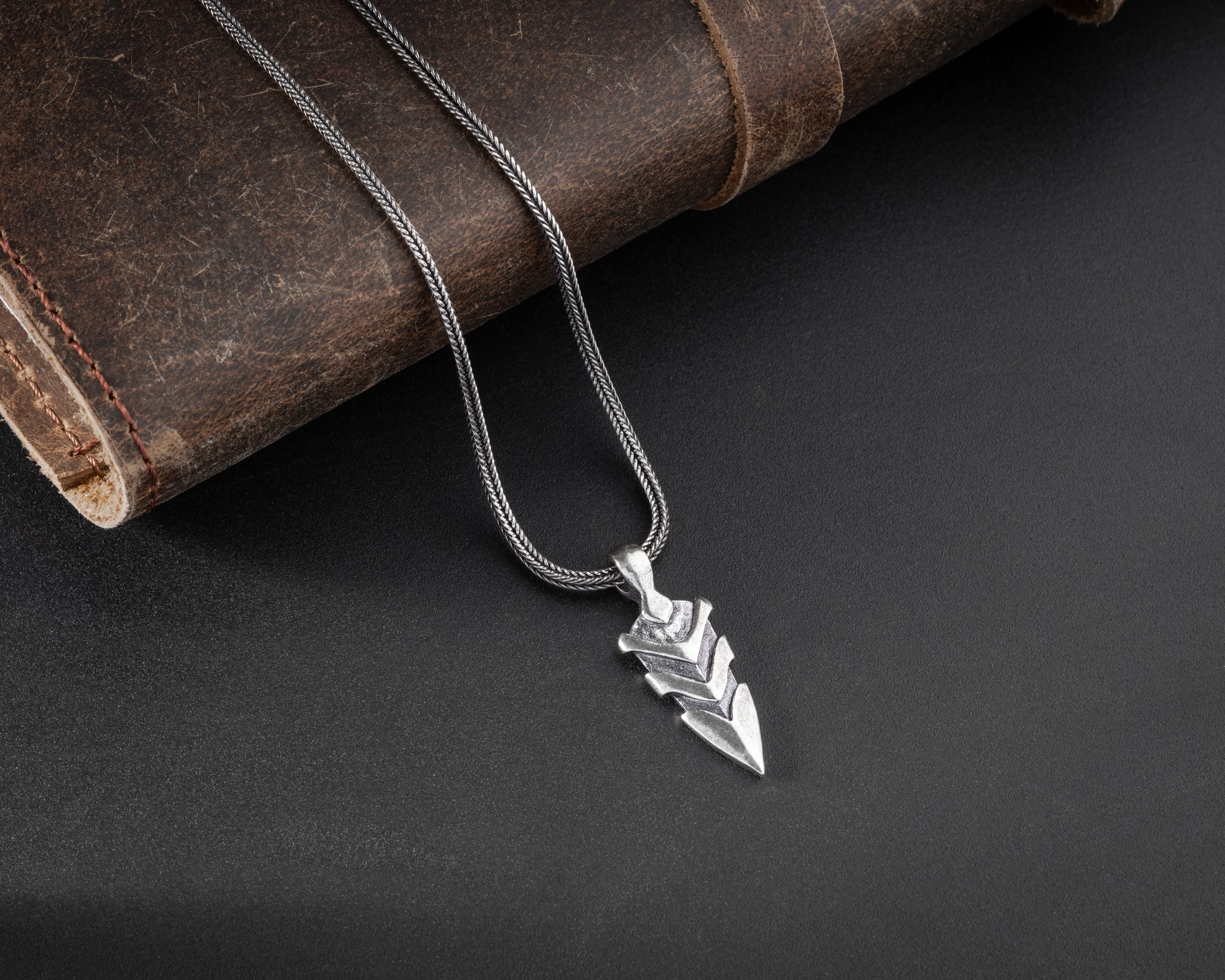 Ok Ucu Erkek Kolye | Tilki Kuyruğu Zincirli Güç ve Kararlılık Tasarımı