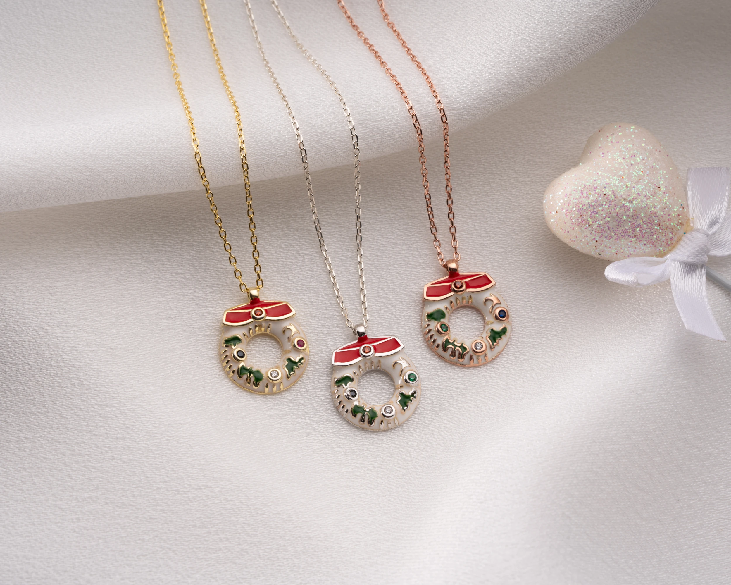 🎀 Mineli Yılbaşı Simit Figürlü Kolye – Tatlı ve Işıltılı Kış Aksesuarı