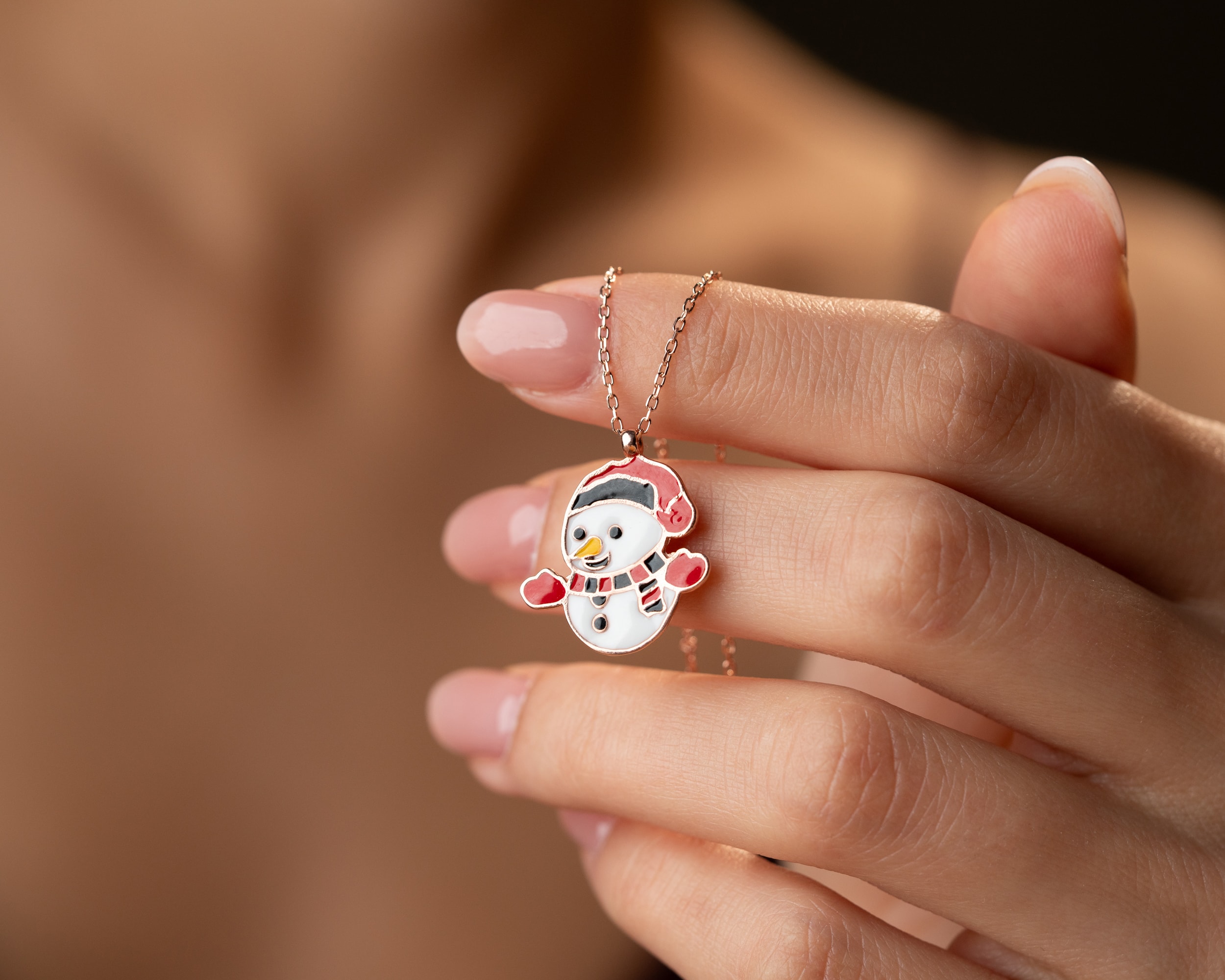 ✨ Yılbaşı Işıltısı: Mineli Kar Tanesi Kolye – Kışın Zarafetini Üzerinizde Taşıyın