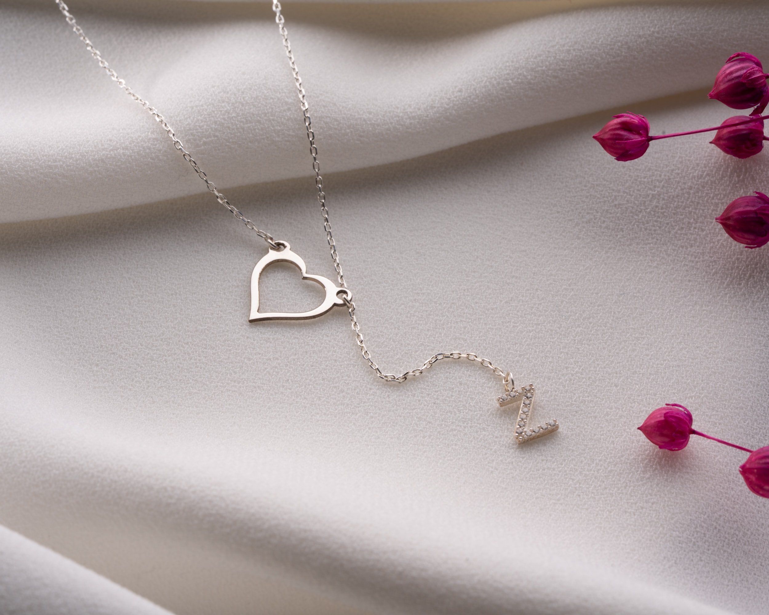 Harf Sallantılı Kalp Kolye | Y Kolye ile Minimal ve Şık Tasarım