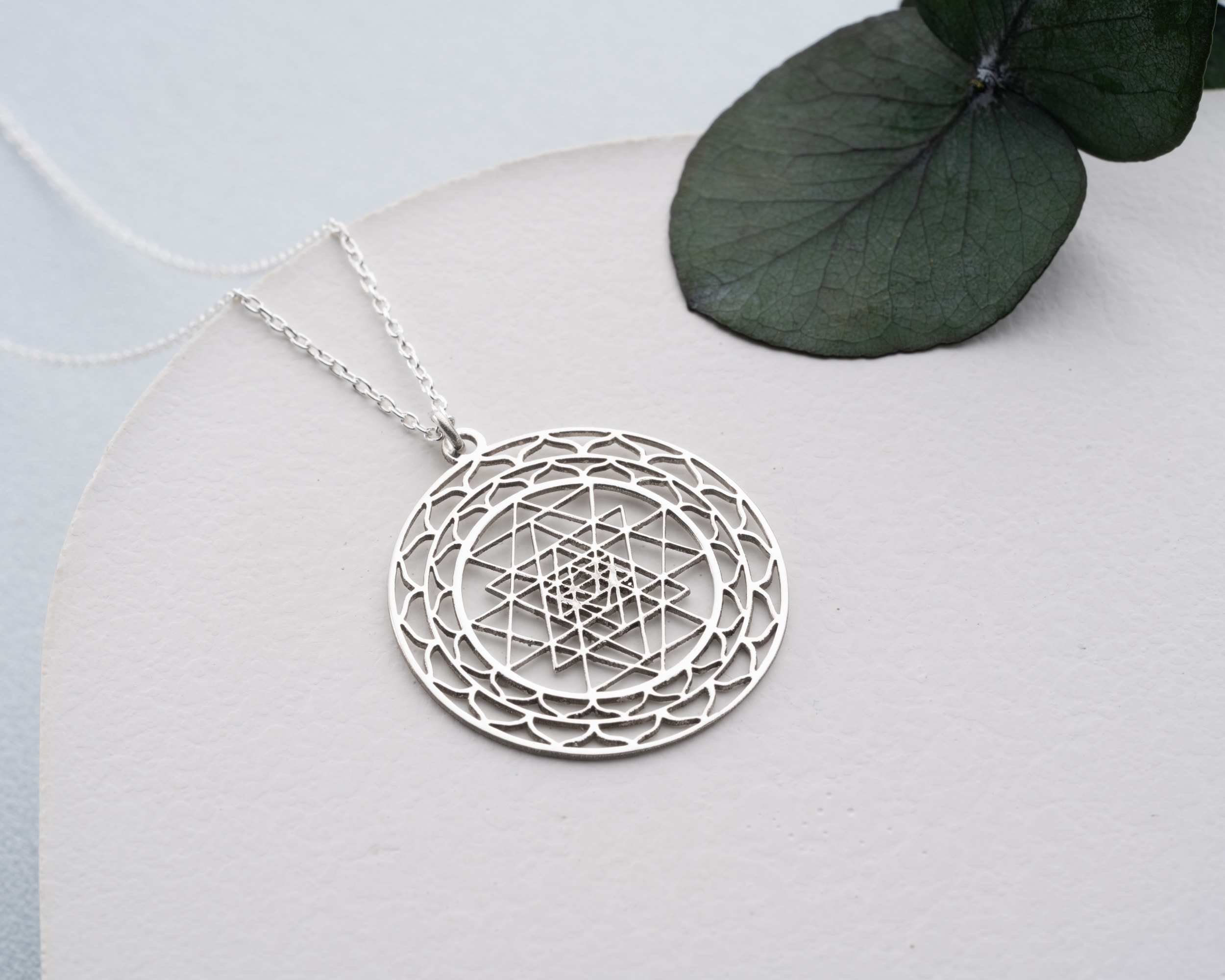 Sri Yantra Yuvarlak Spiral Kesim 925 Ayar Gümüş Kolye – Spiral Kesim Spiritüel Takı