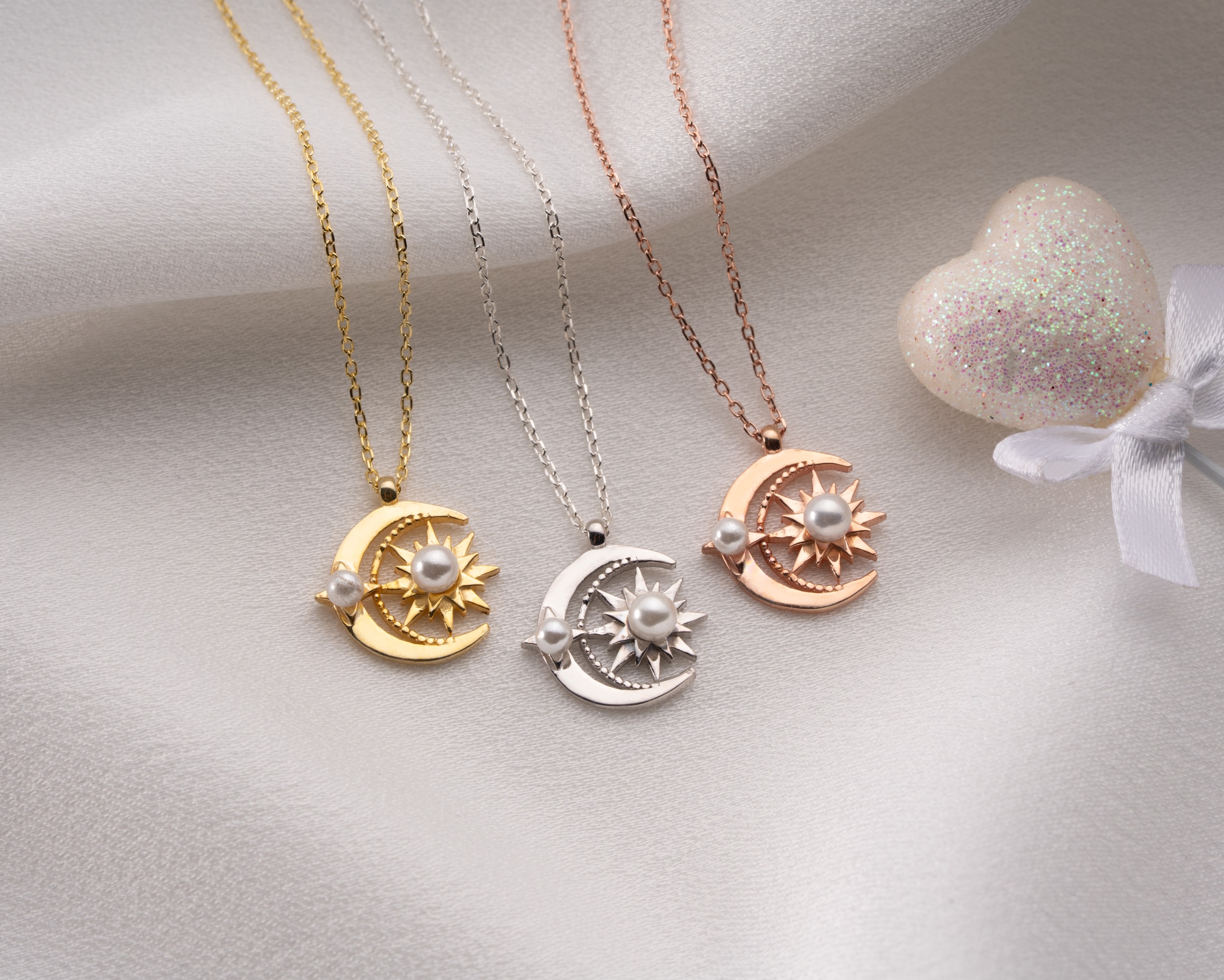 Kadınlar İçin Beyaz İnci Güneş Ay Kolye – Zarif ve Anlamlı Tasarım
