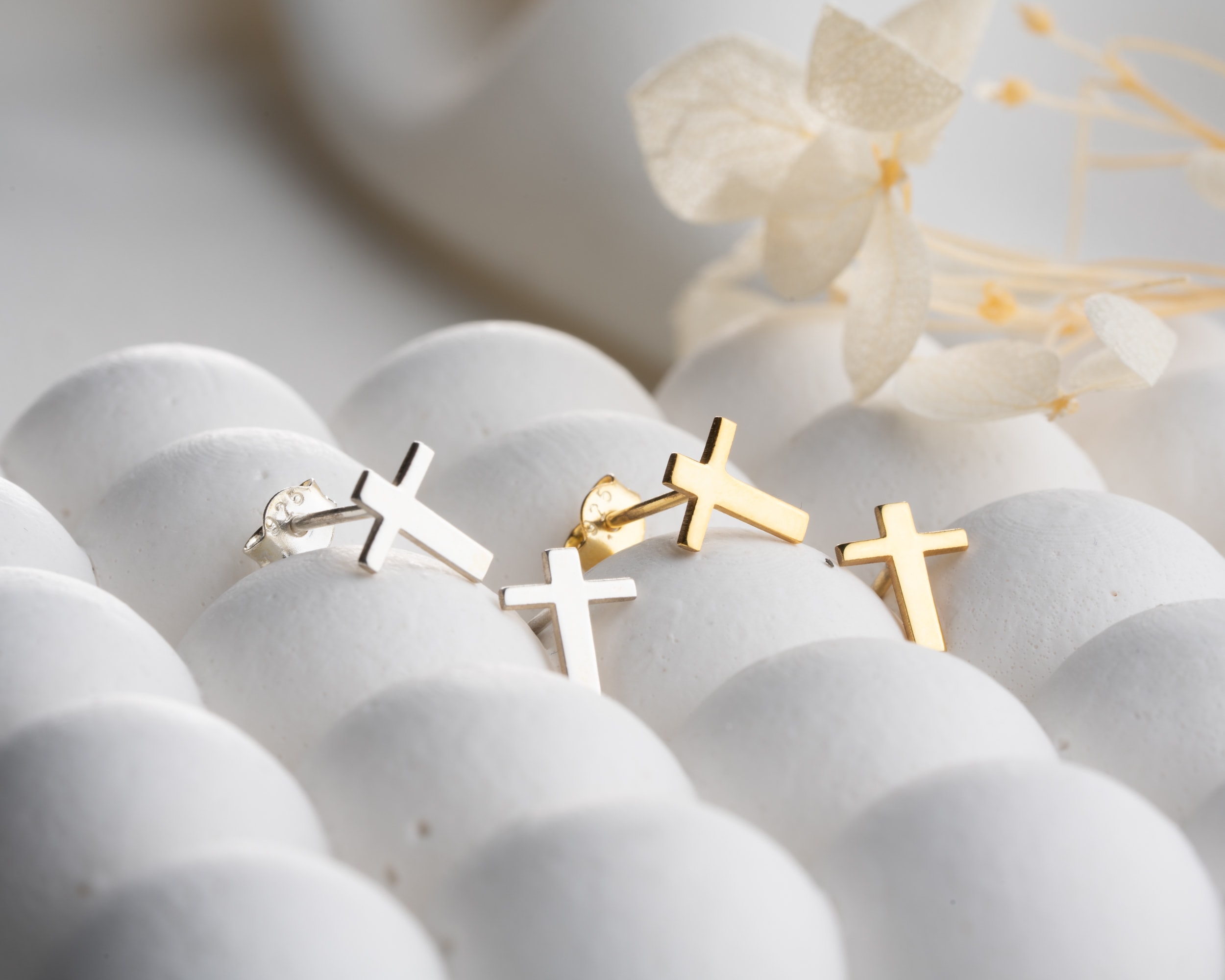 Çivili Haç Küpe – Minimal ve Şık Tasarım | İnanç ve Stil Bir Arada