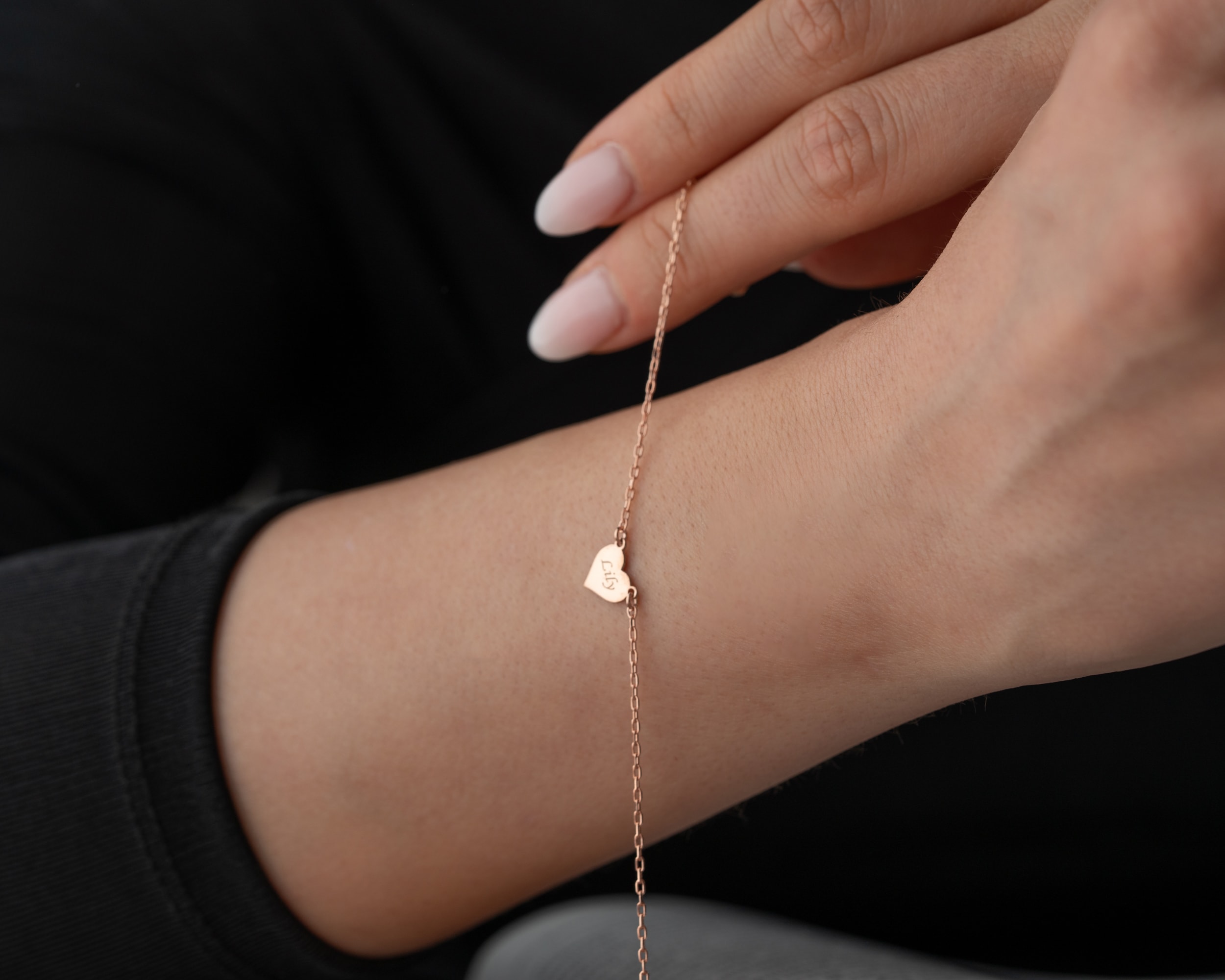 İsim Yazılı Kalp Bileklik – Minimal ve Şık Tasarım | Sevdiklerinize Özel Hediye