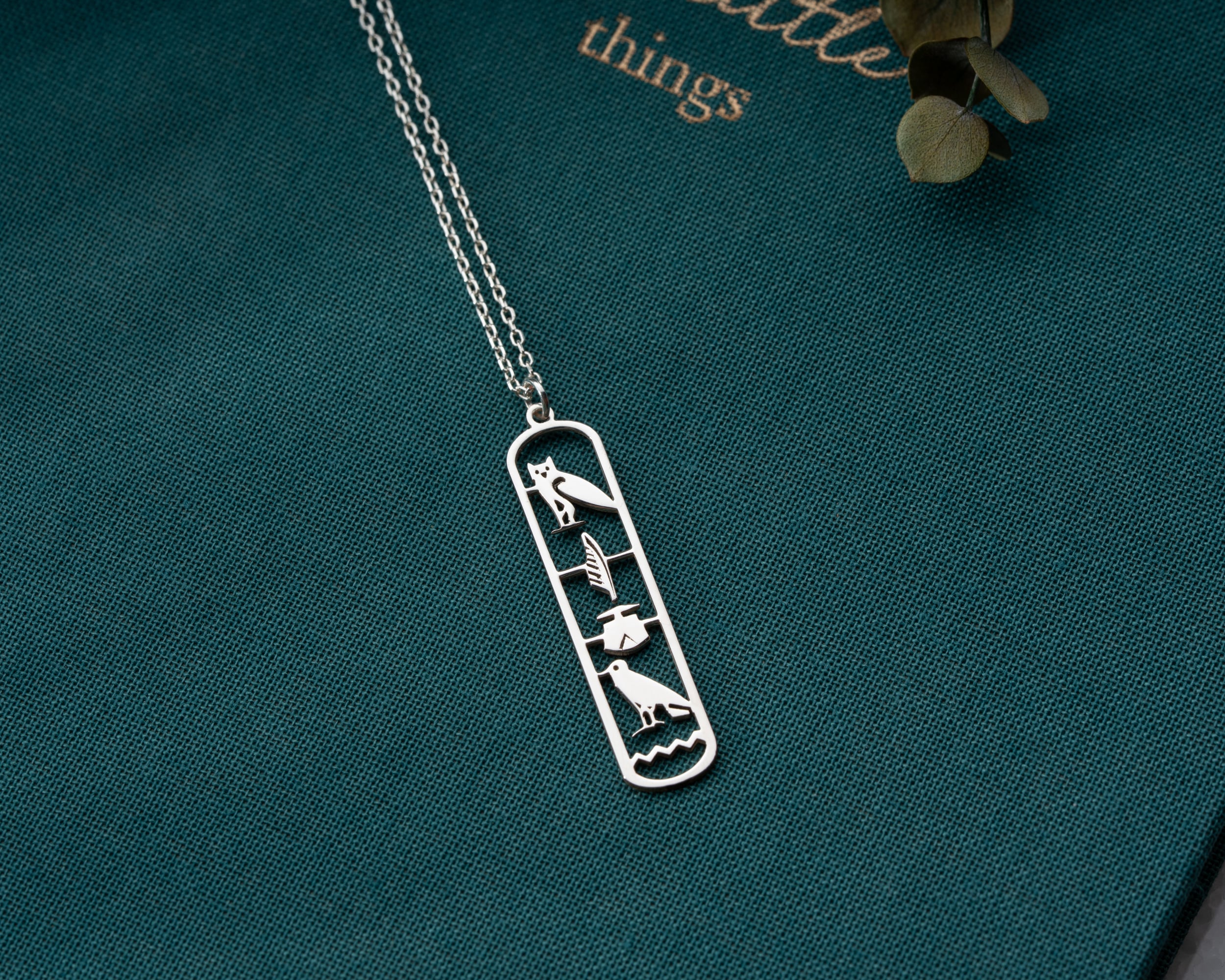 Mısır Hiyeroglif İsim Kolye – Özenle Oyulmuş Kişiye Özel Tasarım