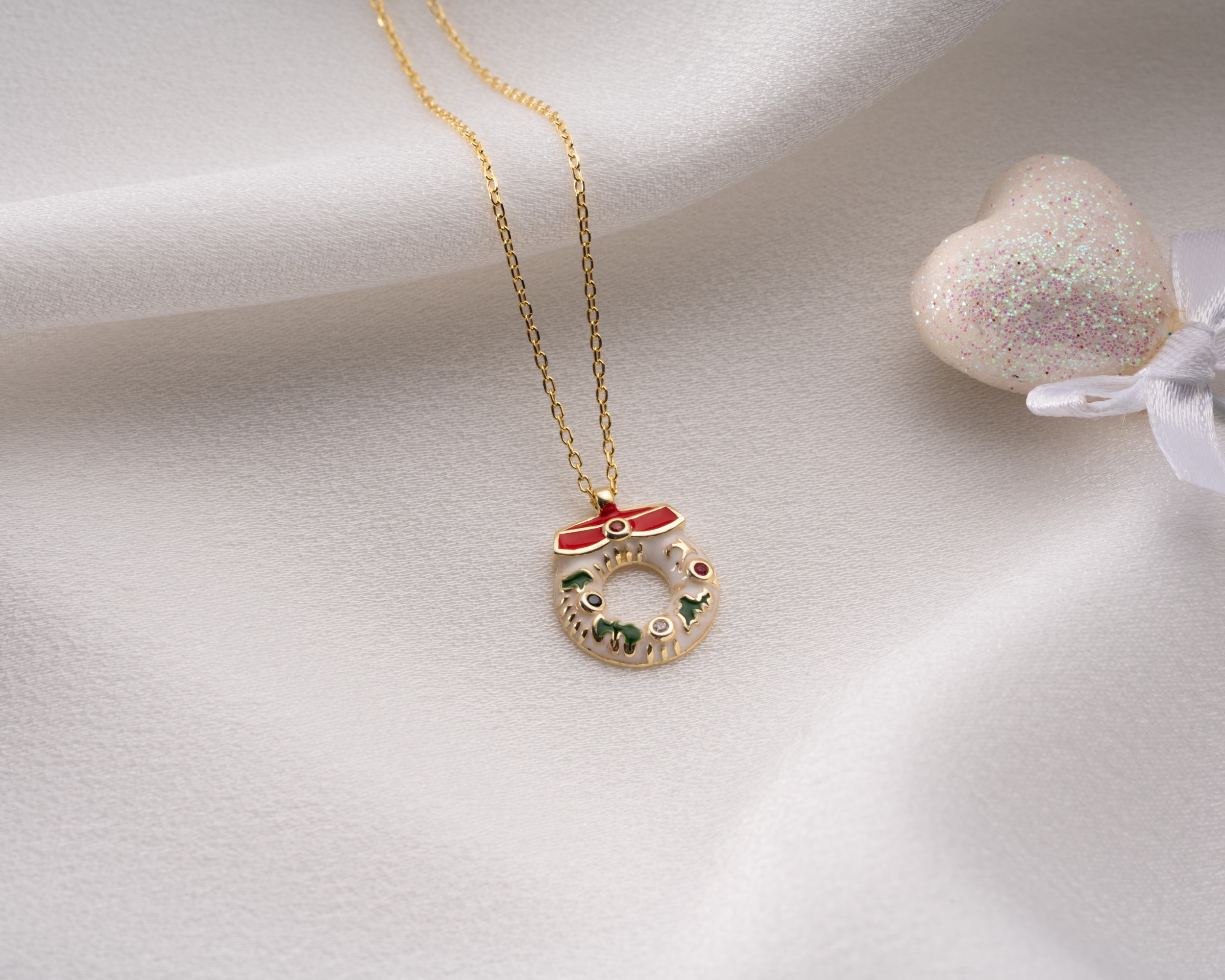 🎀 Mineli Yılbaşı Simit Figürlü Kolye – Tatlı ve Işıltılı Kış Aksesuarı