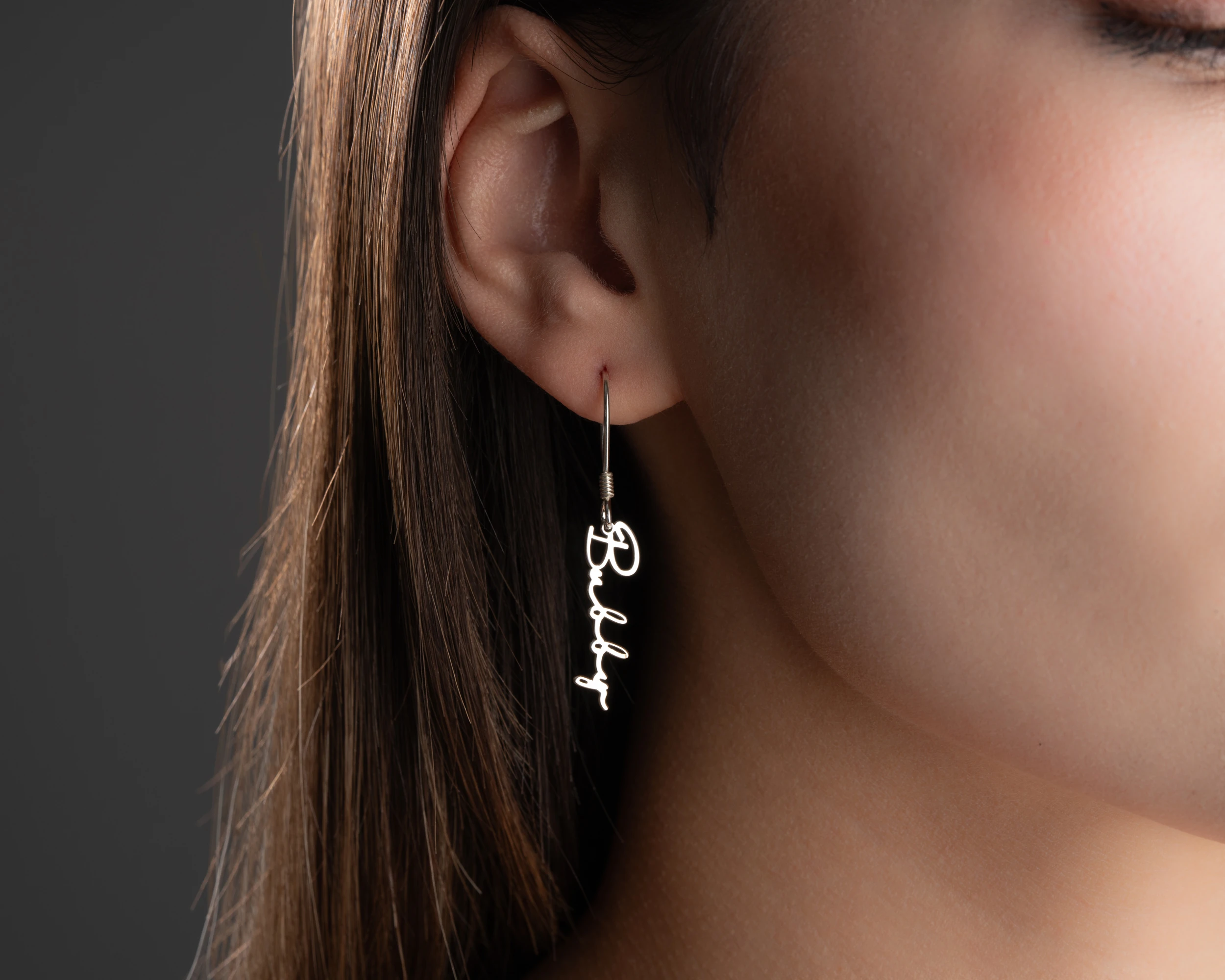 Dik Sallantılı İsim Küpe 925 Ayar Gümüş – Kişiselleştirilebilir Kadın Takısı