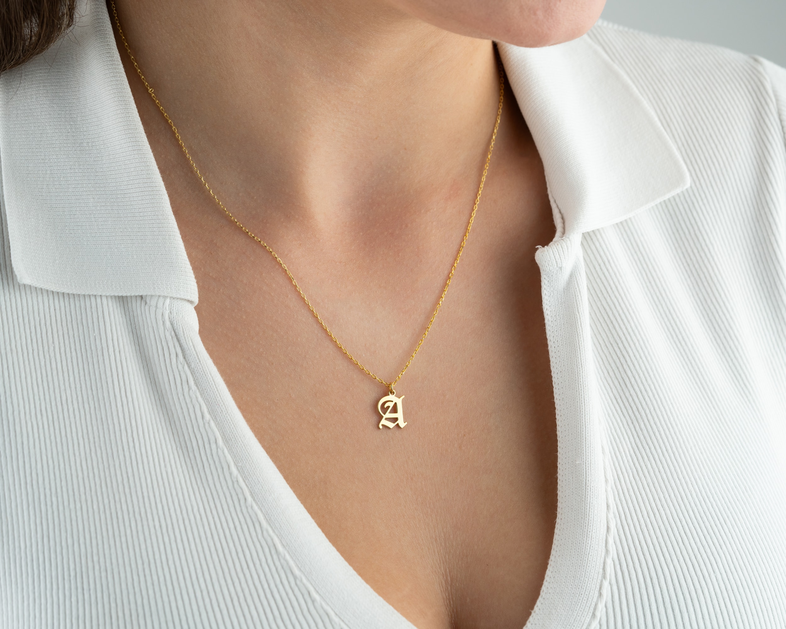 Doğum Taşlı Harf Kolye – Işıltılı ve Kişisel Bir Dokunuş