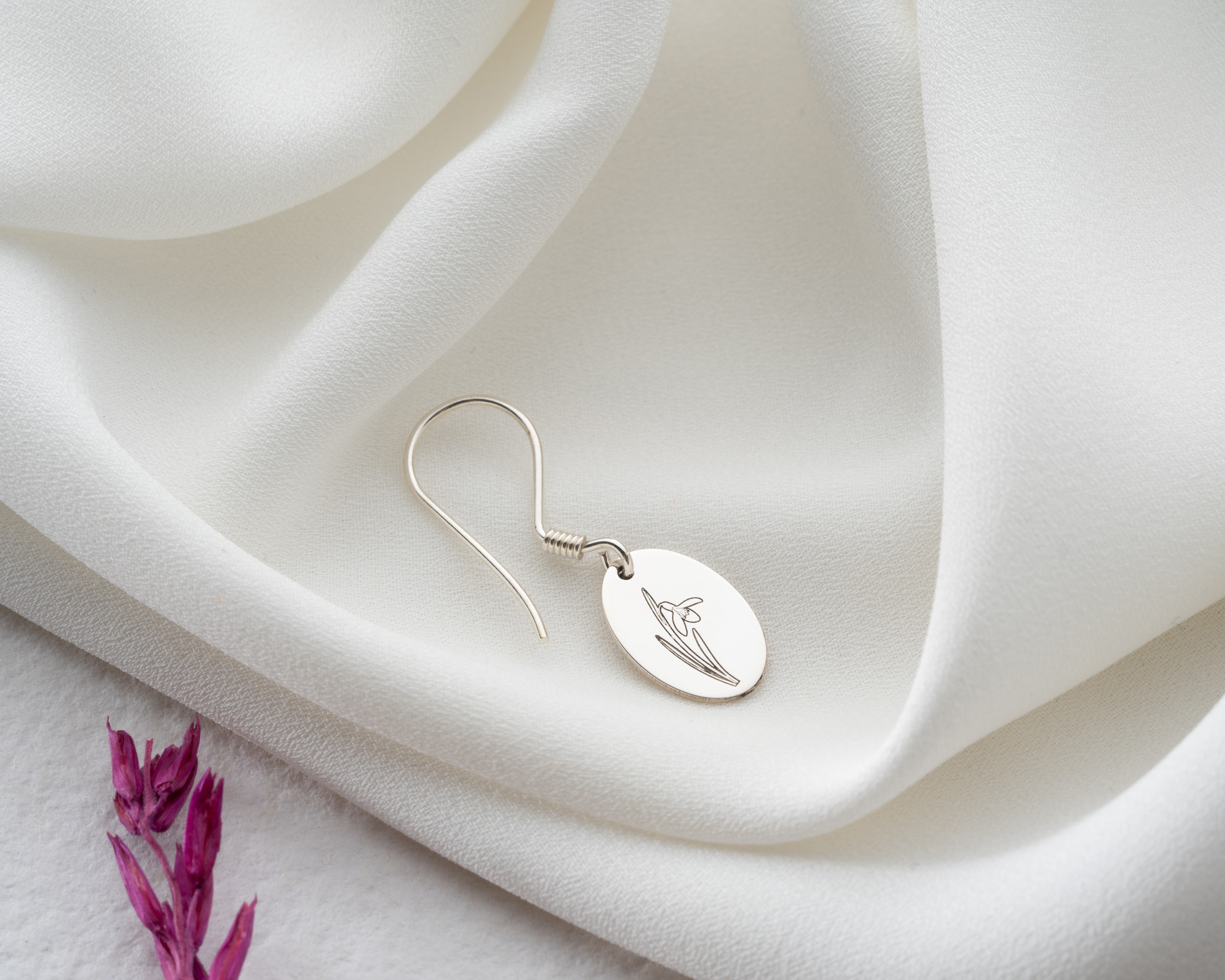 Doğum Çiçeği Sallantılı Küpe – Zarif ve Anlamlı 925 Ayar Gümüş Tasarım