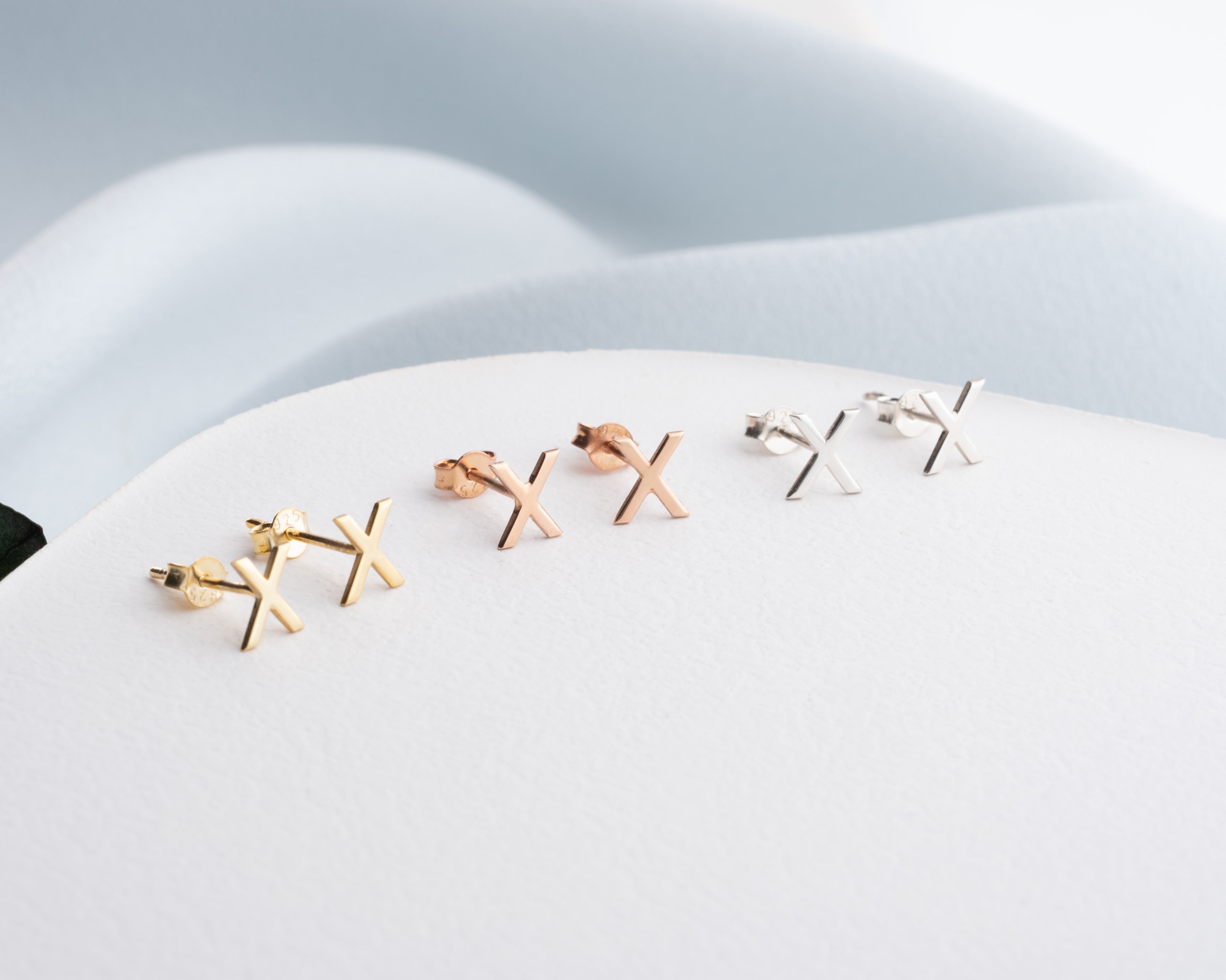 Çapraz Çivili Küpe 925 Ayar Gümüş – Şık ve Minimal 925 Gümüş Kadın Takısı