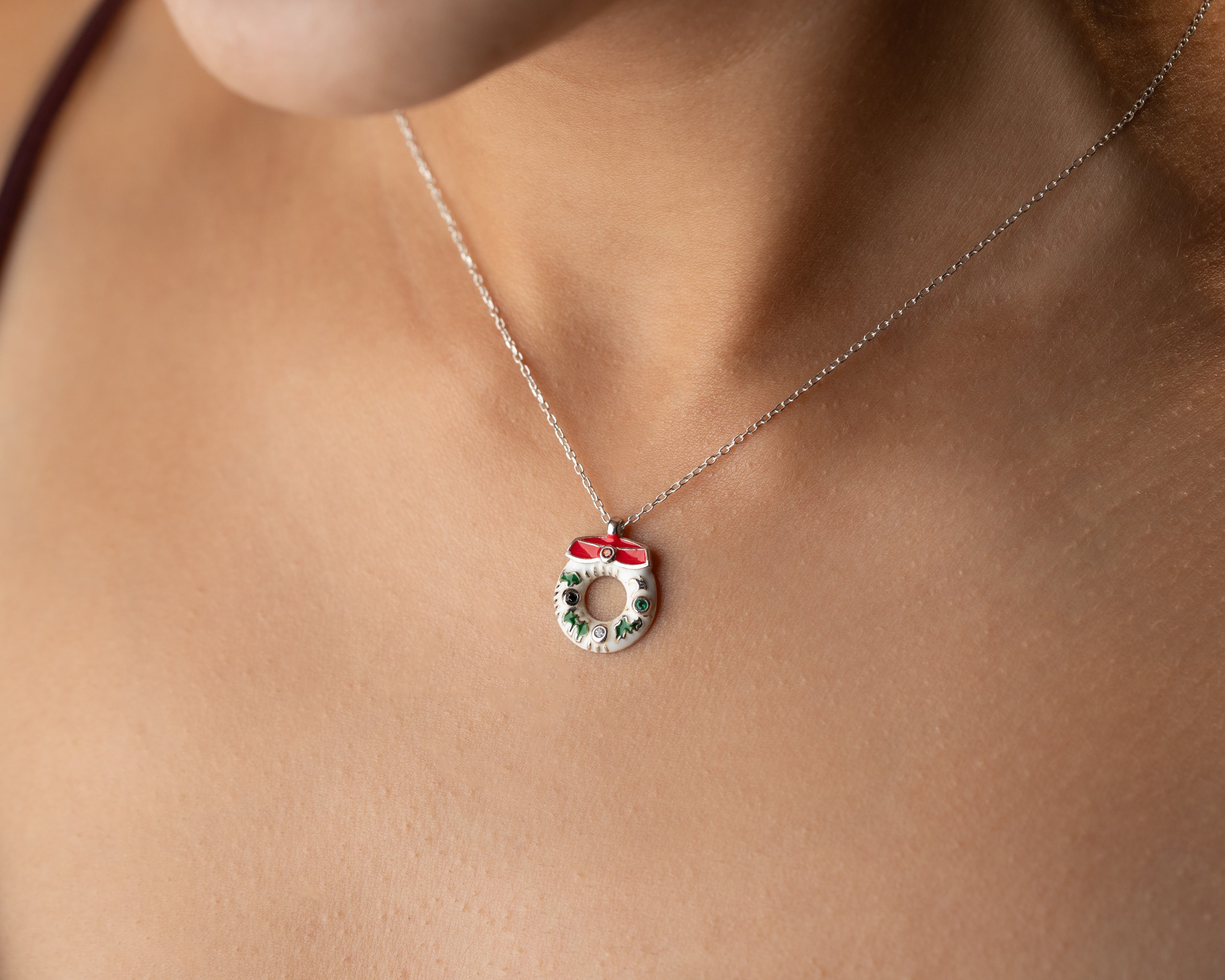 🎀 Mineli Yılbaşı Simit Figürlü Kolye – Tatlı ve Işıltılı Kış Aksesuarı