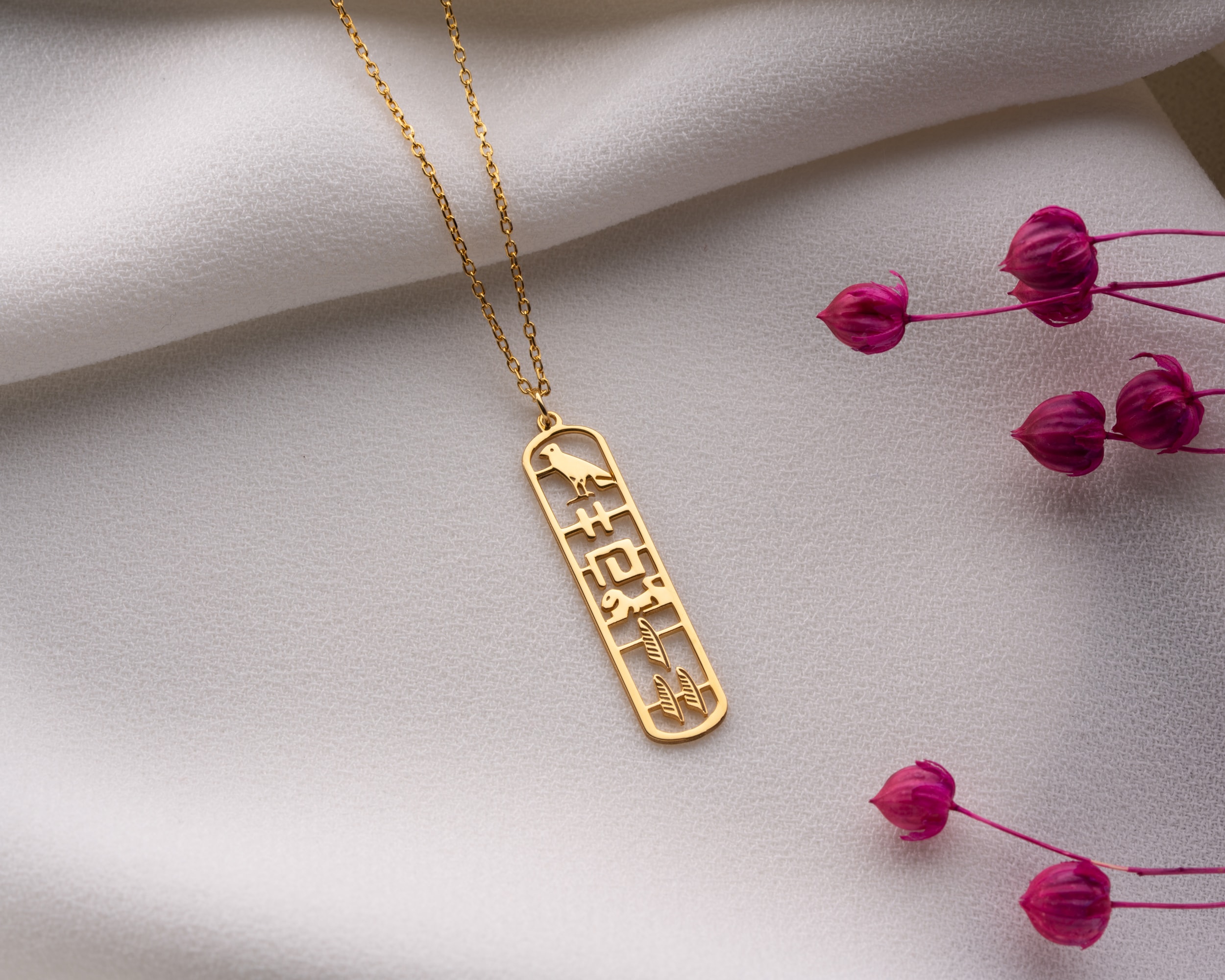 Mısır Hiyeroglif İsim Kolye – Özenle Oyulmuş Kişiye Özel Tasarım