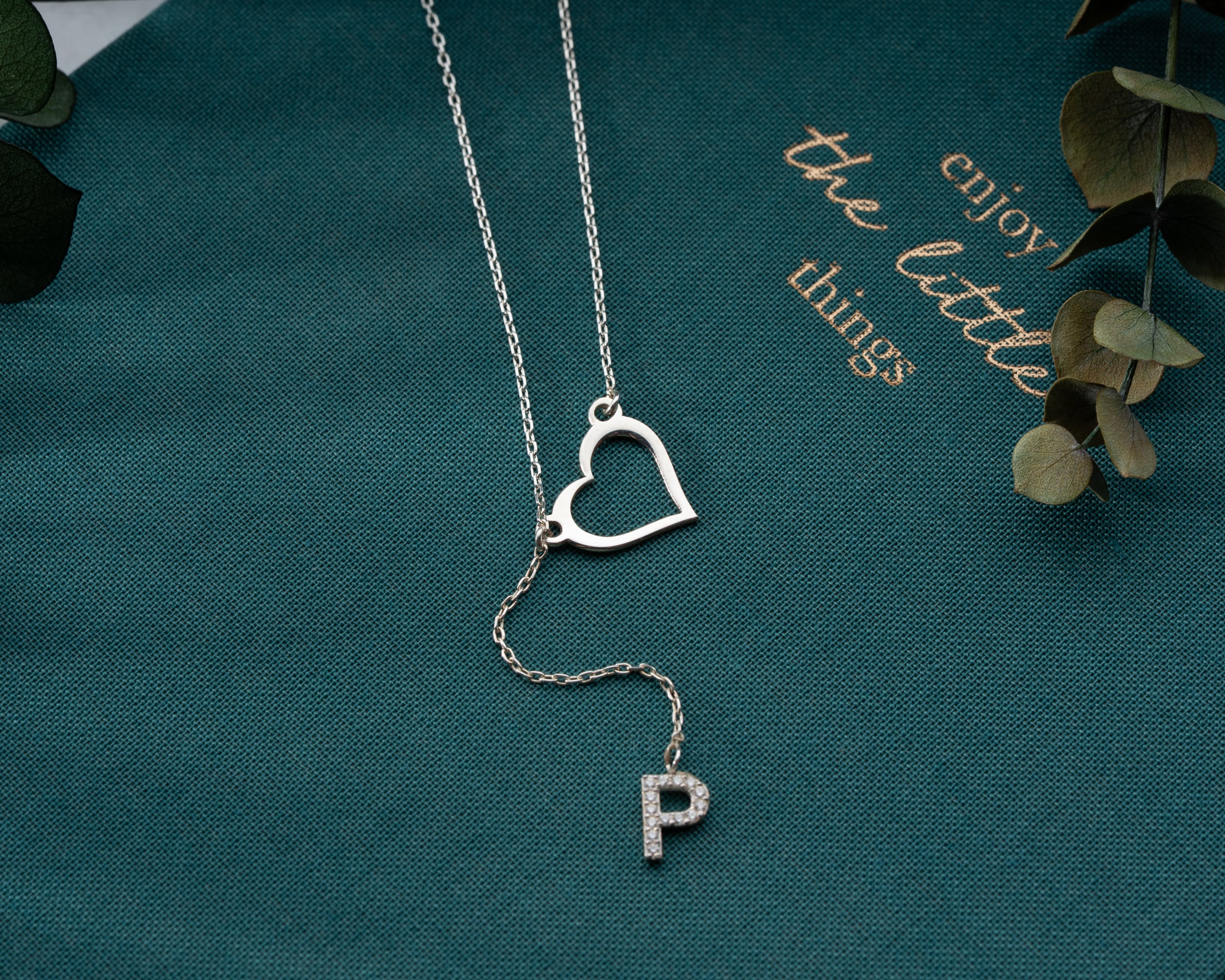 Harf Sallantılı Kalp Kolye | Y Kolye ile Minimal ve Şık Tasarım