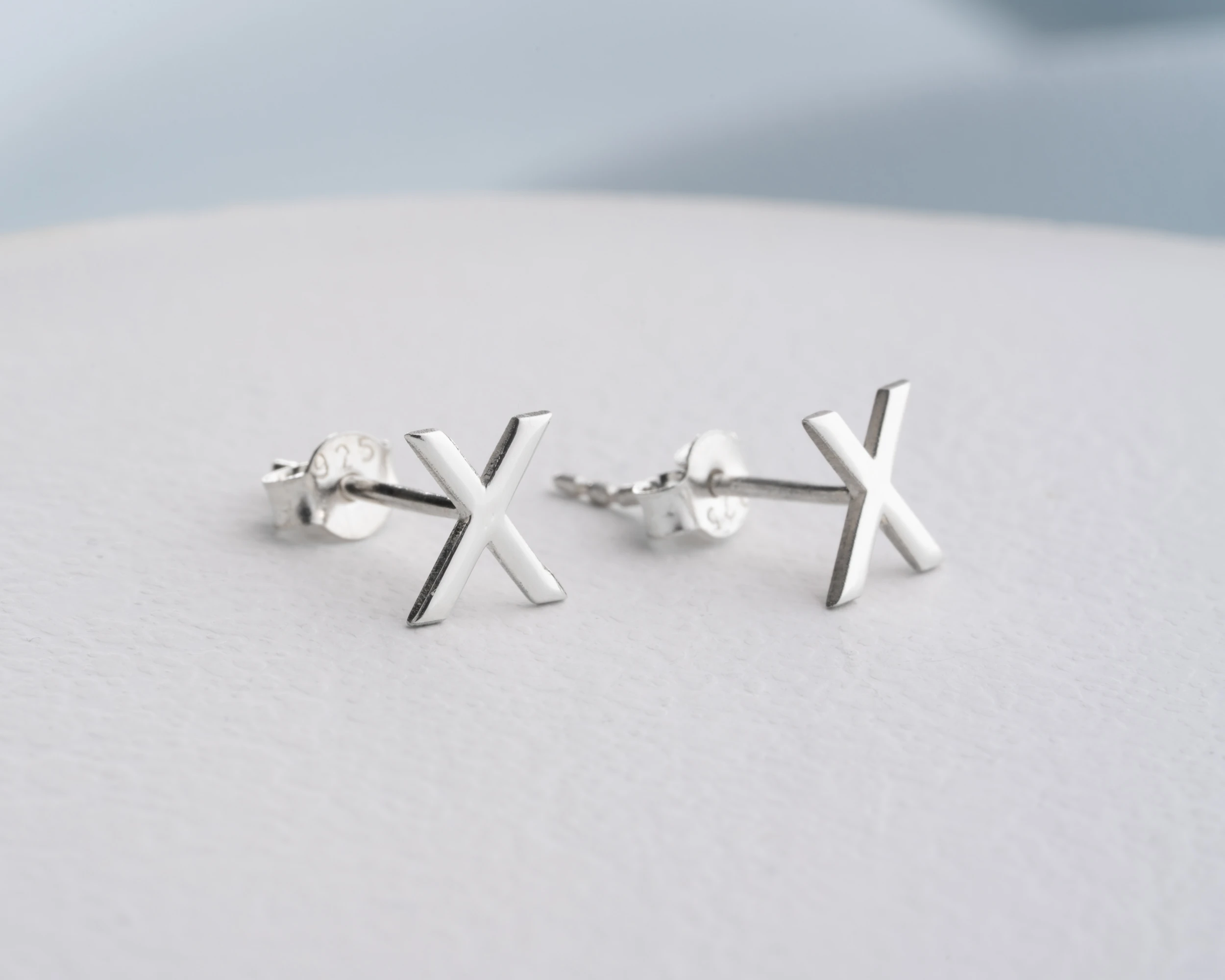 Çapraz Çivili Küpe 925 Ayar Gümüş – Şık ve Minimal 925 Gümüş Kadın Takısı