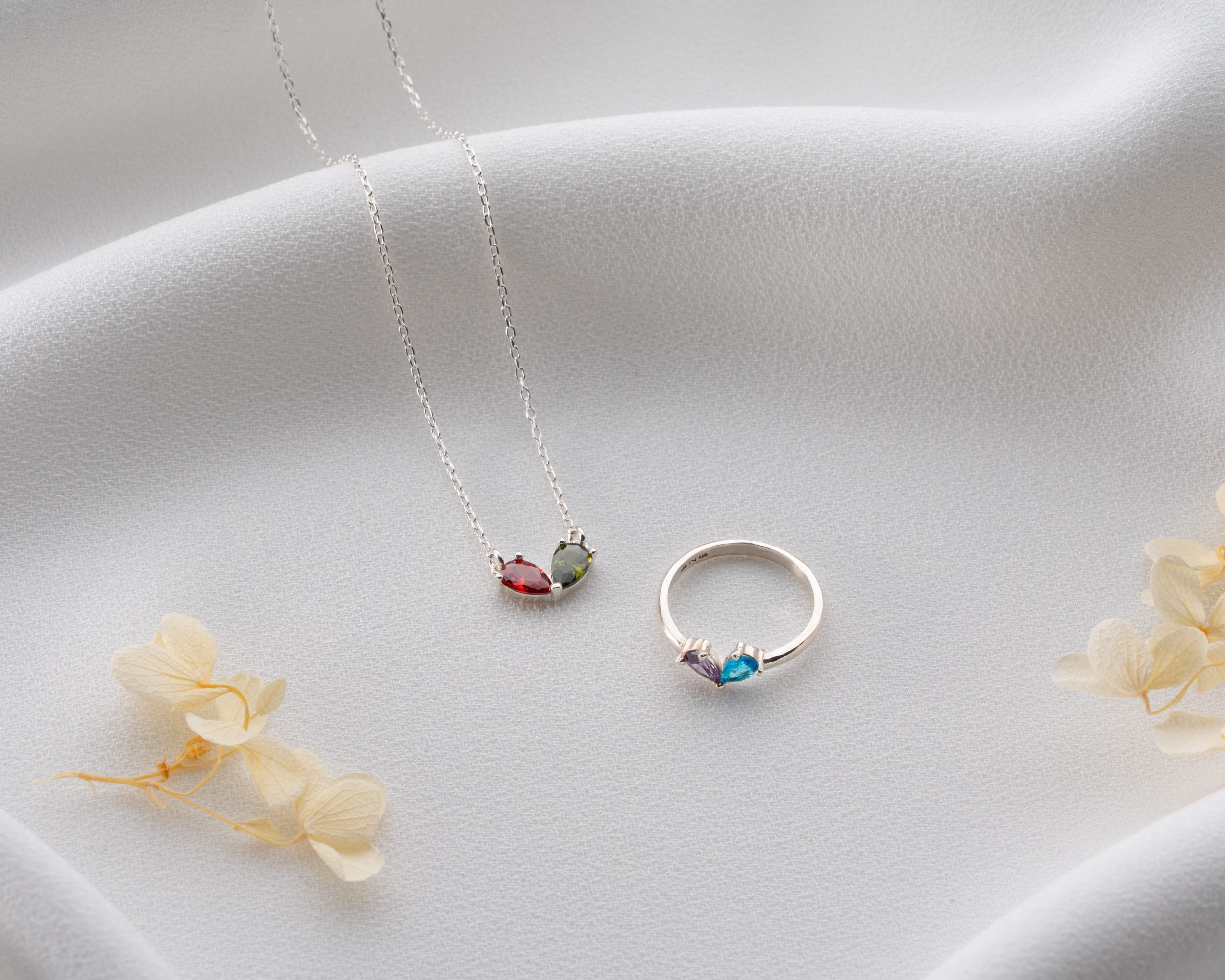 Kalp Şekilli Çift Doğum Taşlı Kolye – Yüzük Seti | Kişiye Özel Anlamlı Takı Seti