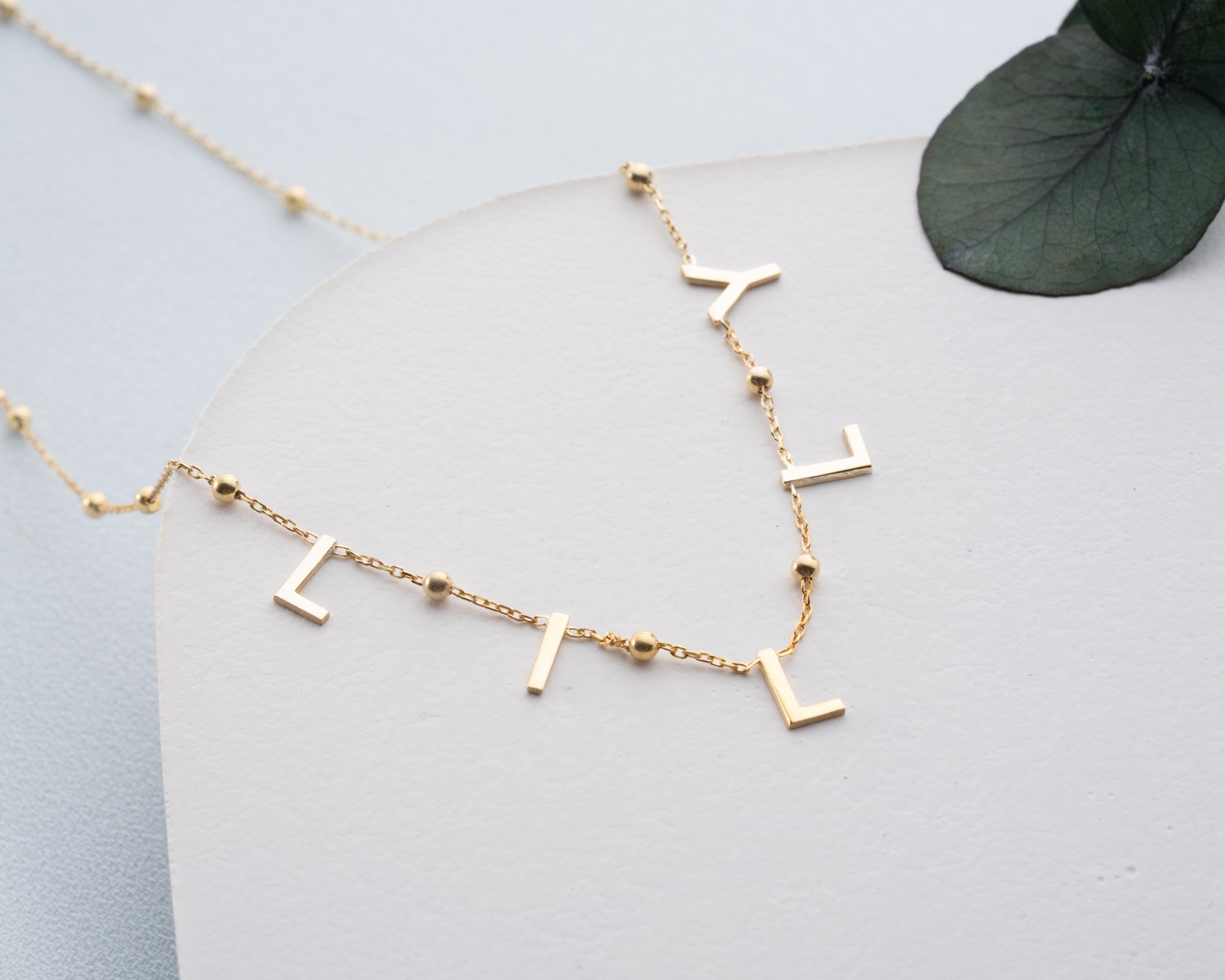 Aralıklı Harf Sembollü İsim Harf Kolye – Top Zincirli Kişiye Özel Zarif Tasarım