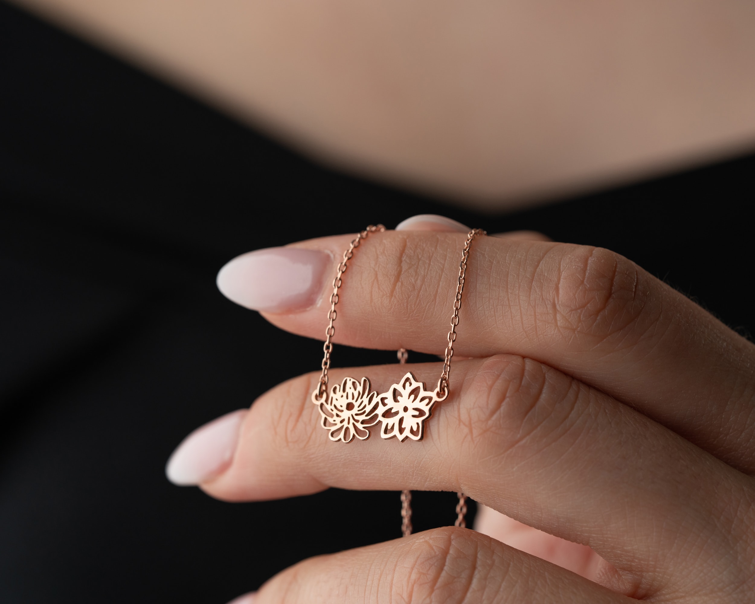 Aileyi Sembolize Eden Çoklu Doğum Çiçekli Kolye – Kişiselleştirilebilir Tasarım