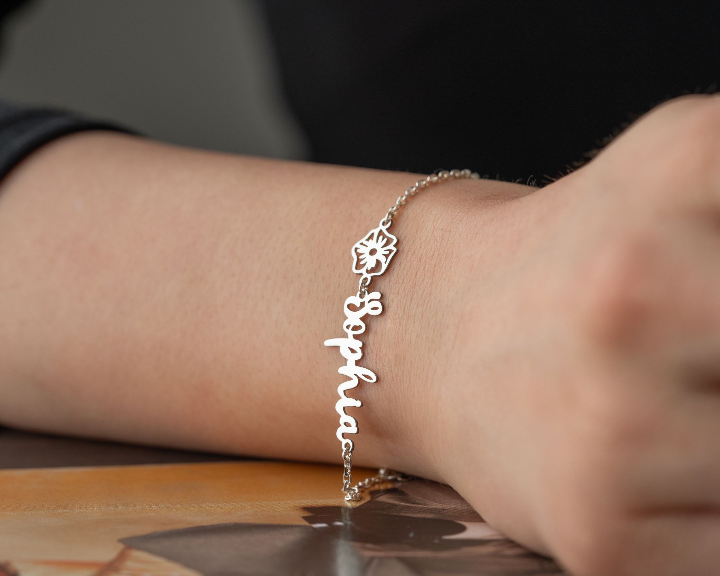 Doğum Çiçekli Doğum Taşlı İsim Bileklik – Kişiye Özel | Minimal ve Zarif