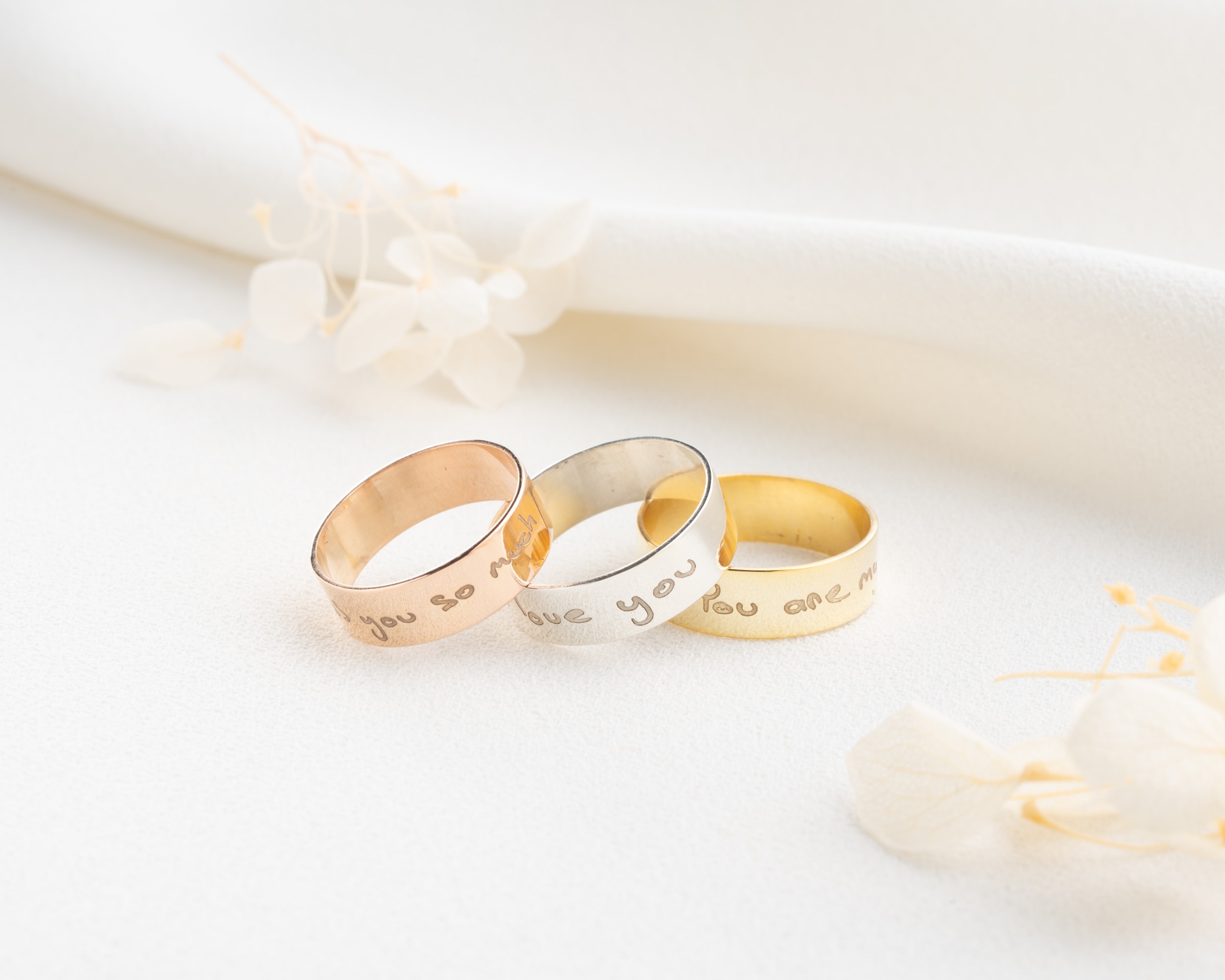 Üzeri Yazılı Kalın Gümüş Alyans – Minimal ve Anlamlı Tasarım