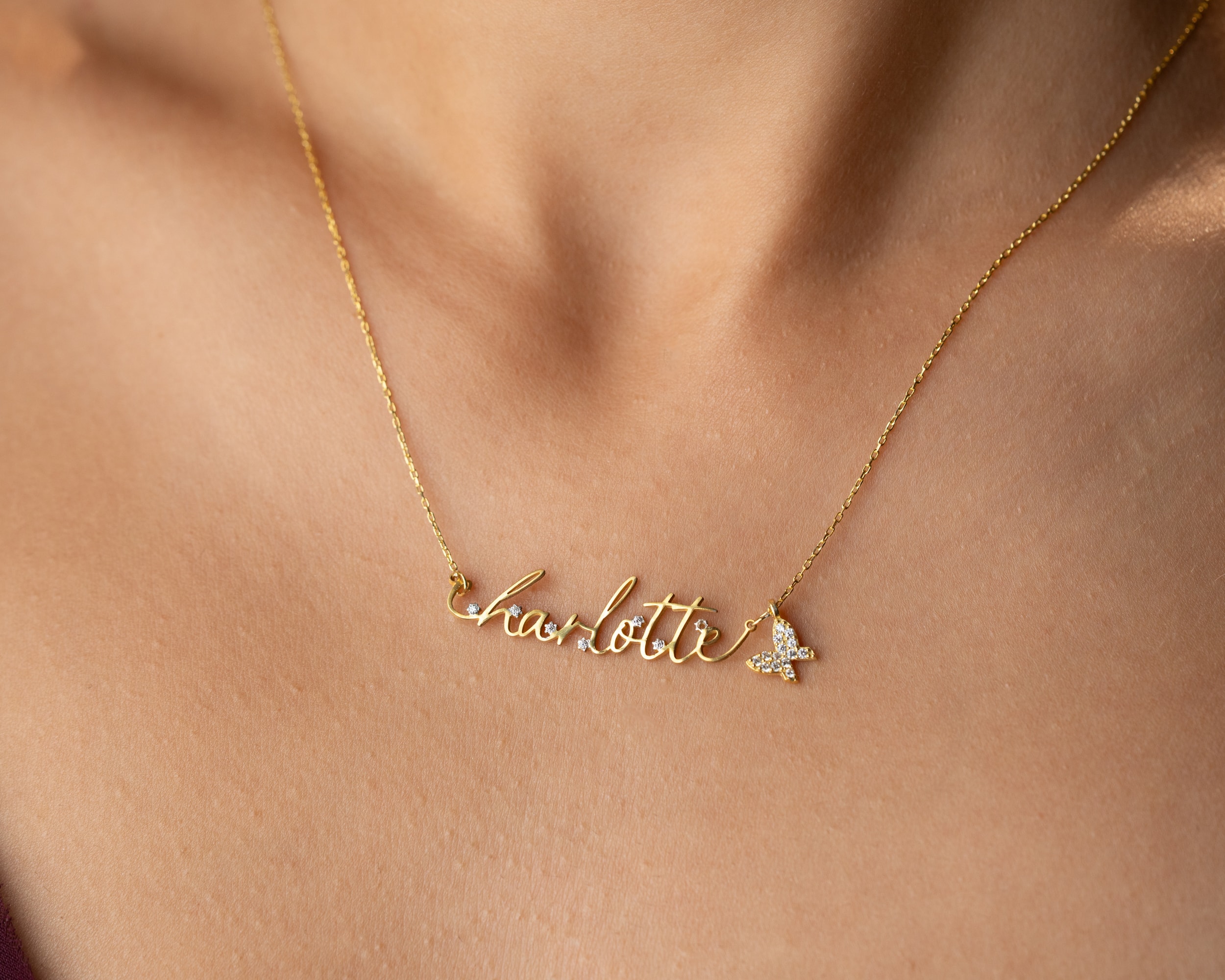 925 Gümüş Sallanan Charmlı Taşlı İsim Kolye – Zarif ve Minimal Tasarım