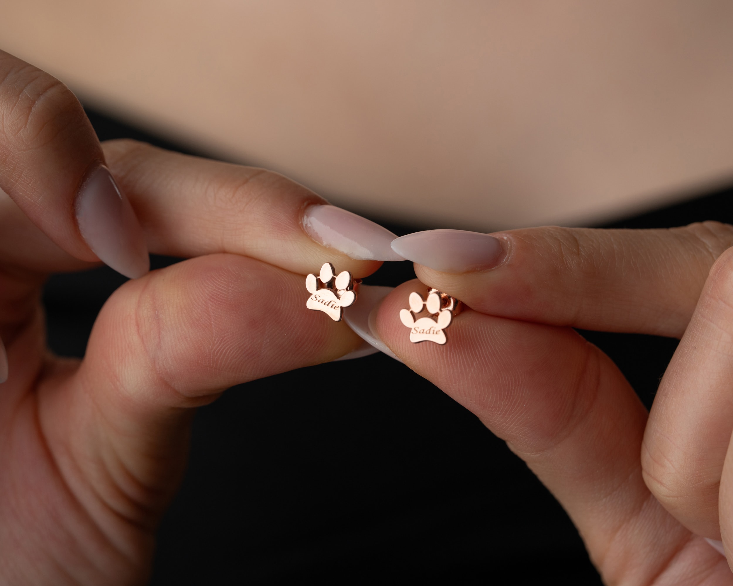 Kişiye Özel Pati Küpe | Minimal ve Zarif Çivili Tasarım