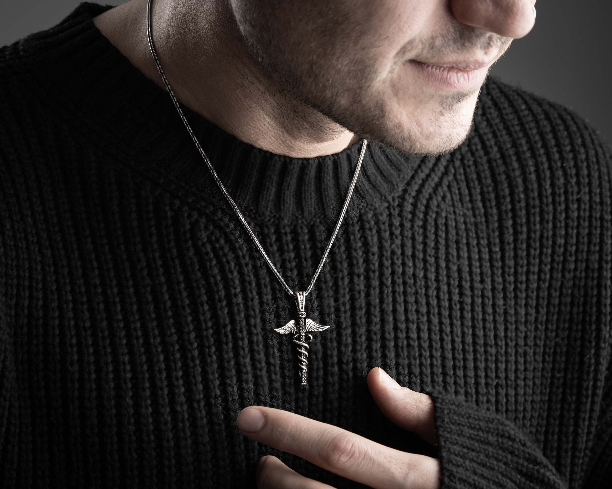 Tıp Sembolü 3 Boyutlu Erkek Kolye | Tilki Kuyruğu Zincirli Anlamlı ve Şık Tasarım