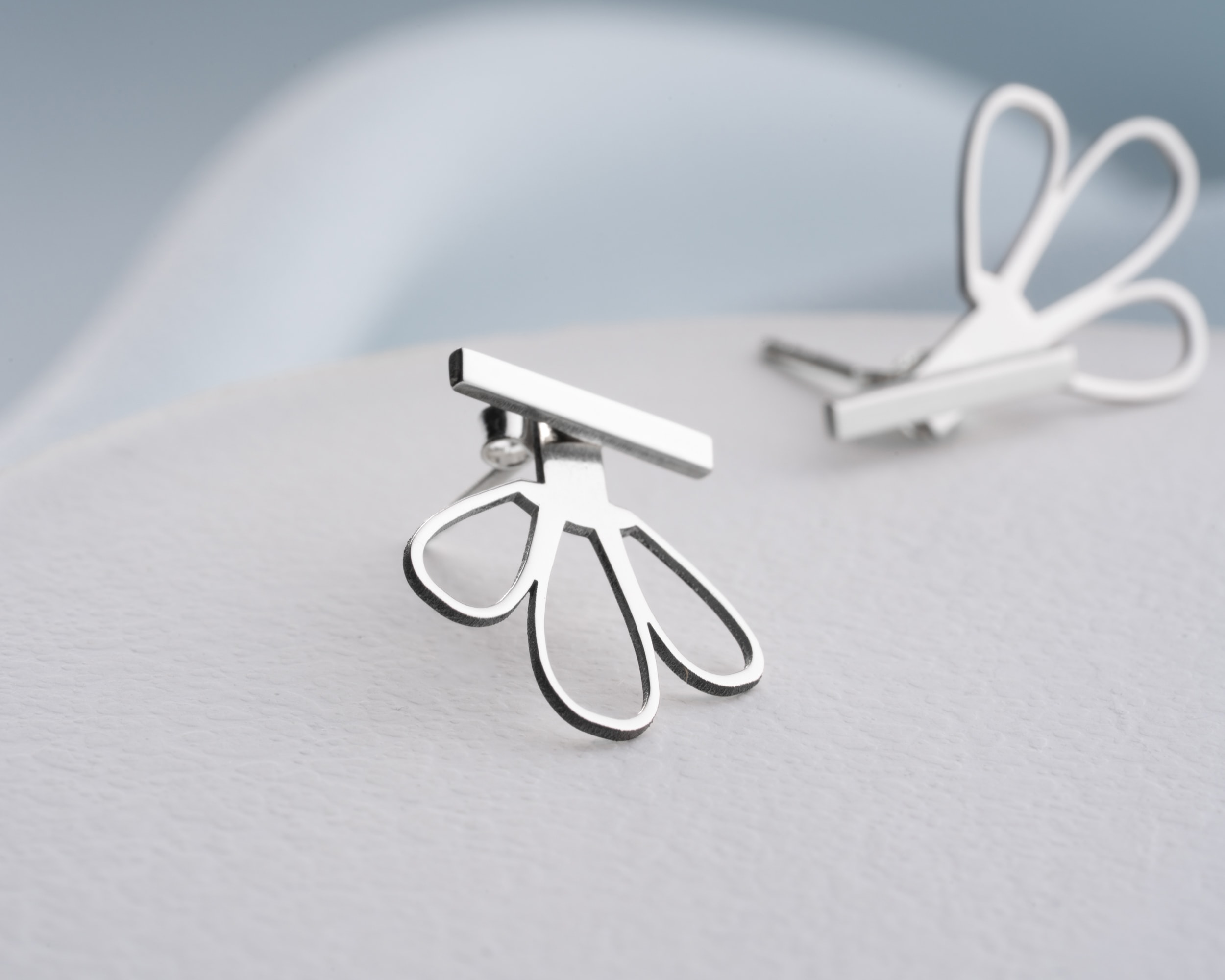 Lotus Çiçeği Çift Katmanlı Çivili Küpe 925 Ayar Gümüş – Kadın Takısı - – Minimal ve Zarif Tasarım