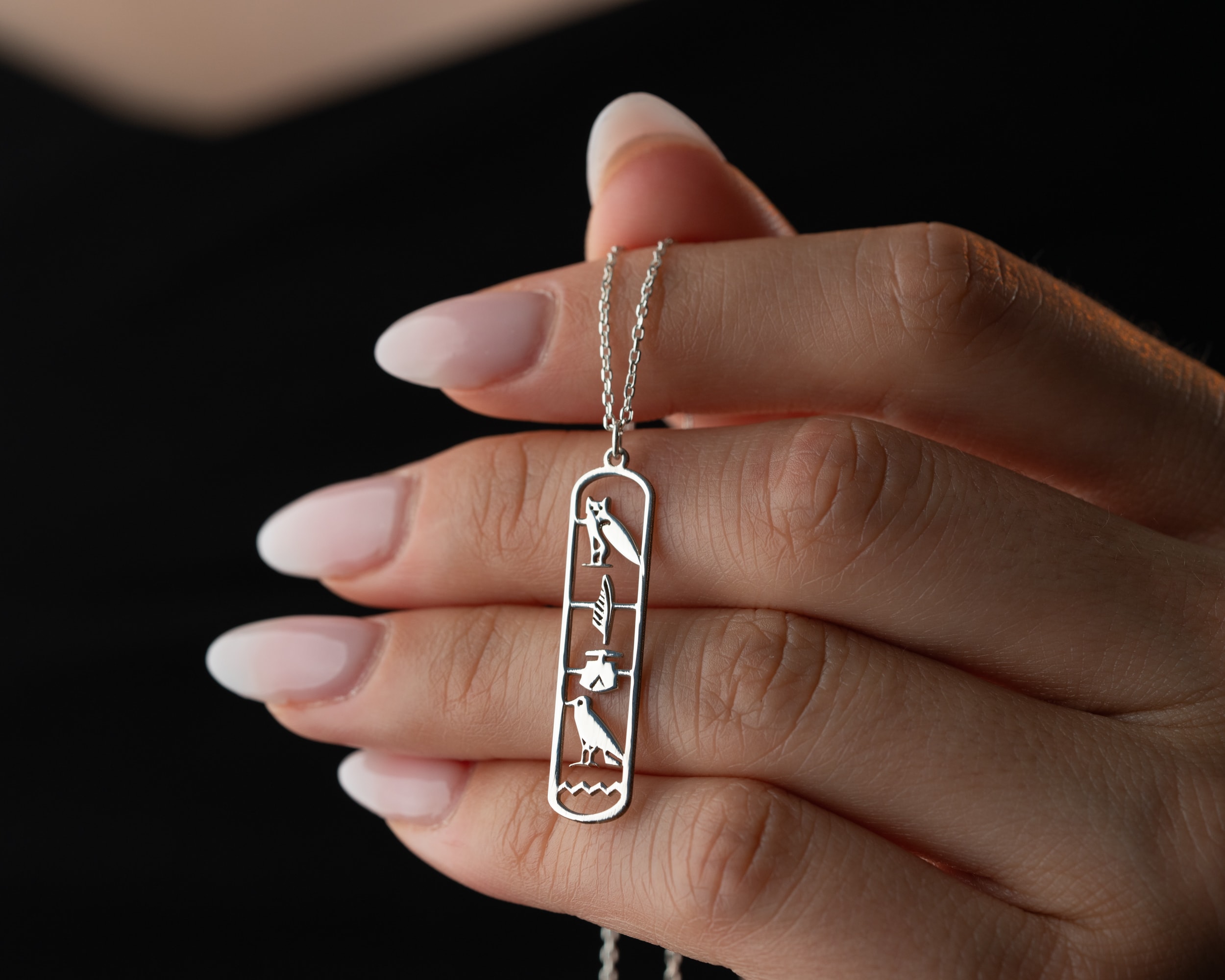 Mısır Hiyeroglif İsim Kolye – Özenle Oyulmuş Kişiye Özel Tasarım