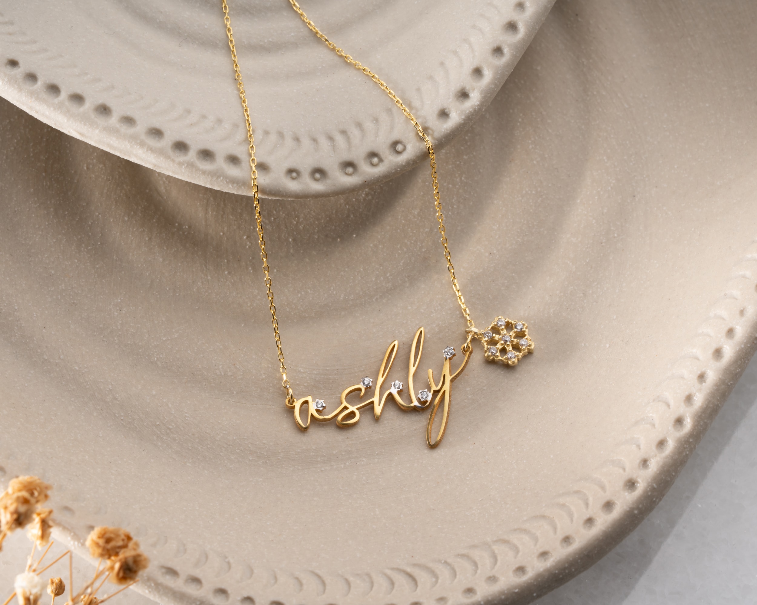 925 Gümüş Sallanan Charmlı Taşlı İsim Kolye – Zarif ve Minimal Tasarım