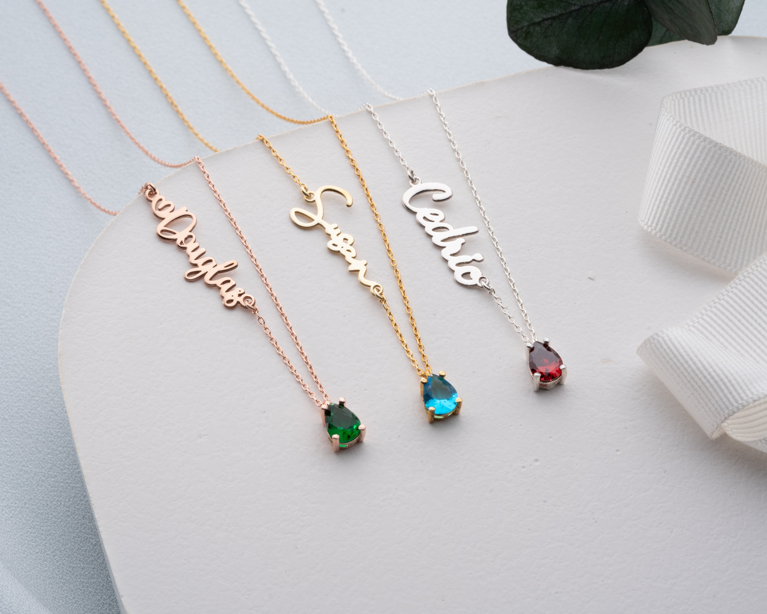 Yan İsimli Doğum Taşlı Kolye – Kişiye Özel Sideways İsim Kolye