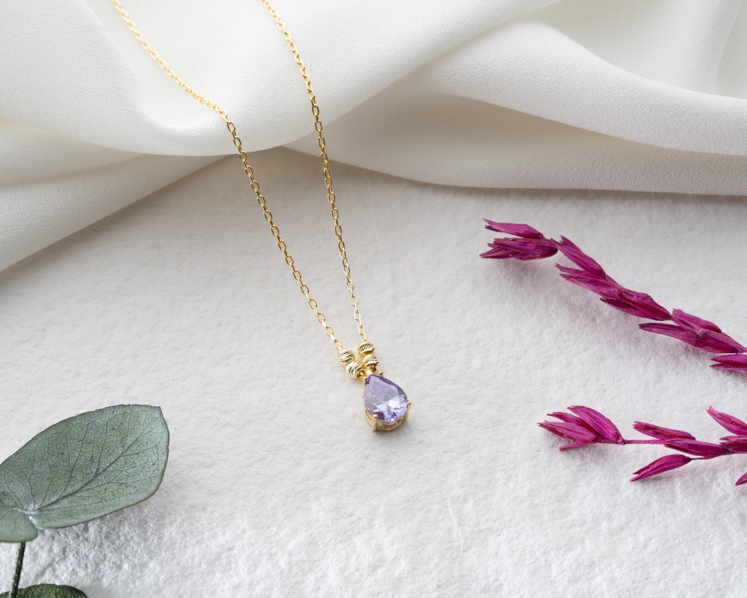 Doğum Taşlı Damla Kolye – Dorika Top Detaylı Şık ve Zarif Tasarım 