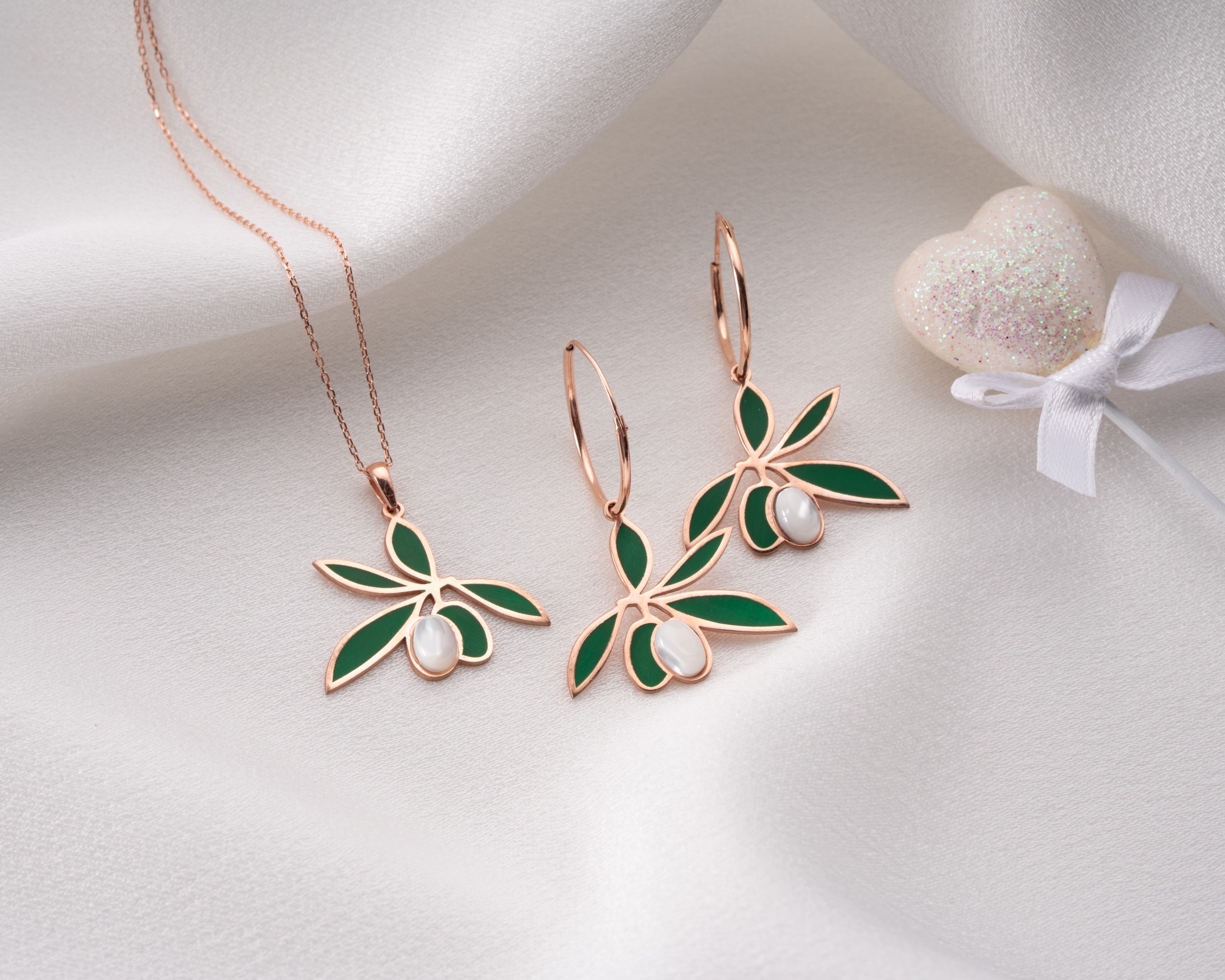 925 Gümüş Zeytin Dalı Kolye – Beyaz İnci ve Renkli Mineli Zarif Tasarım