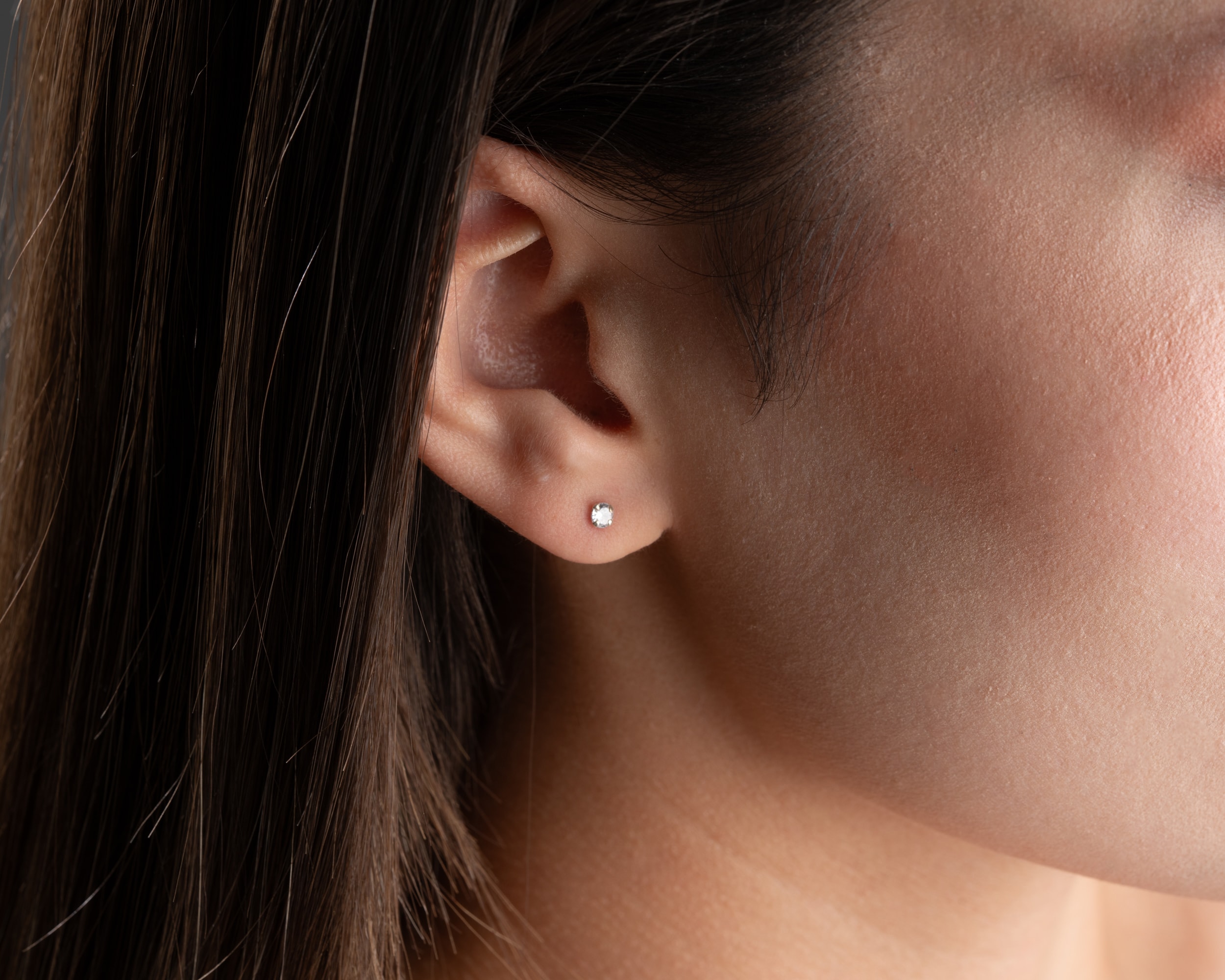 Çivili Tek Taş Küpe 925 Ayar Gümüş – Zamansız ve Zarif Takı