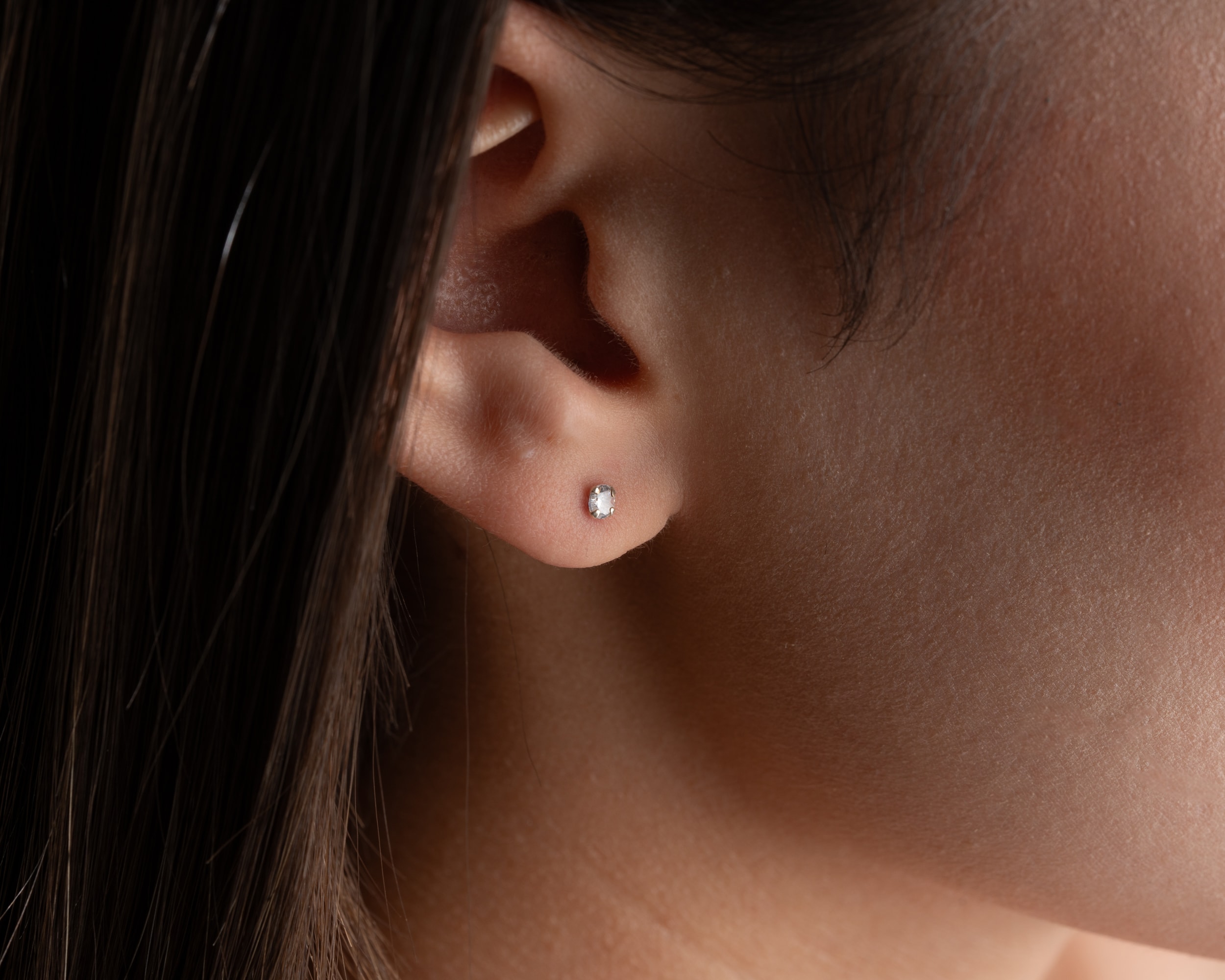 Çivili Tek Taş Küpe 925 Ayar Gümüş – Zamansız ve Zarif Takı