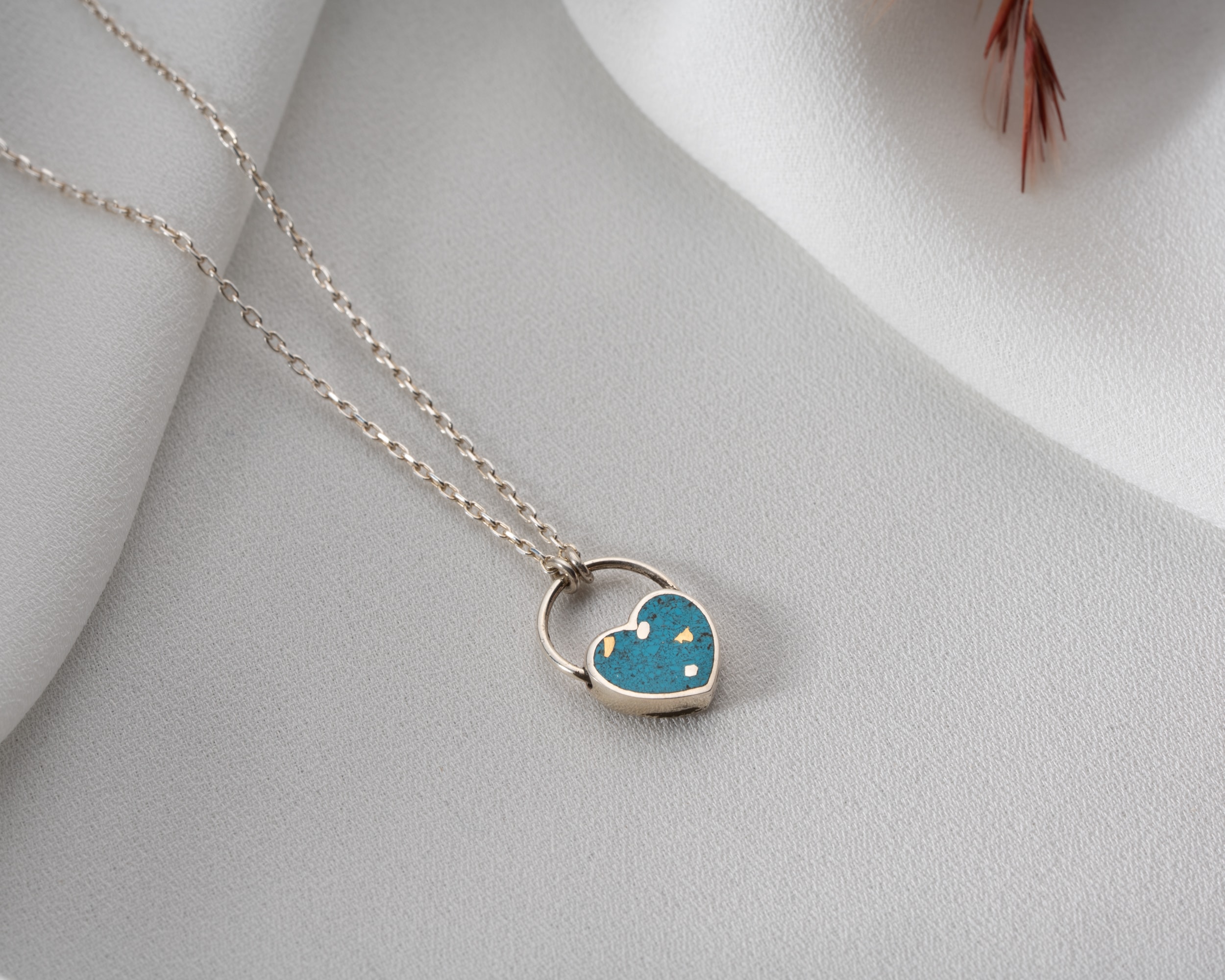 Mavi Mineli Kalp Kolye - Şık ve Zarif Kadın Kolyesi