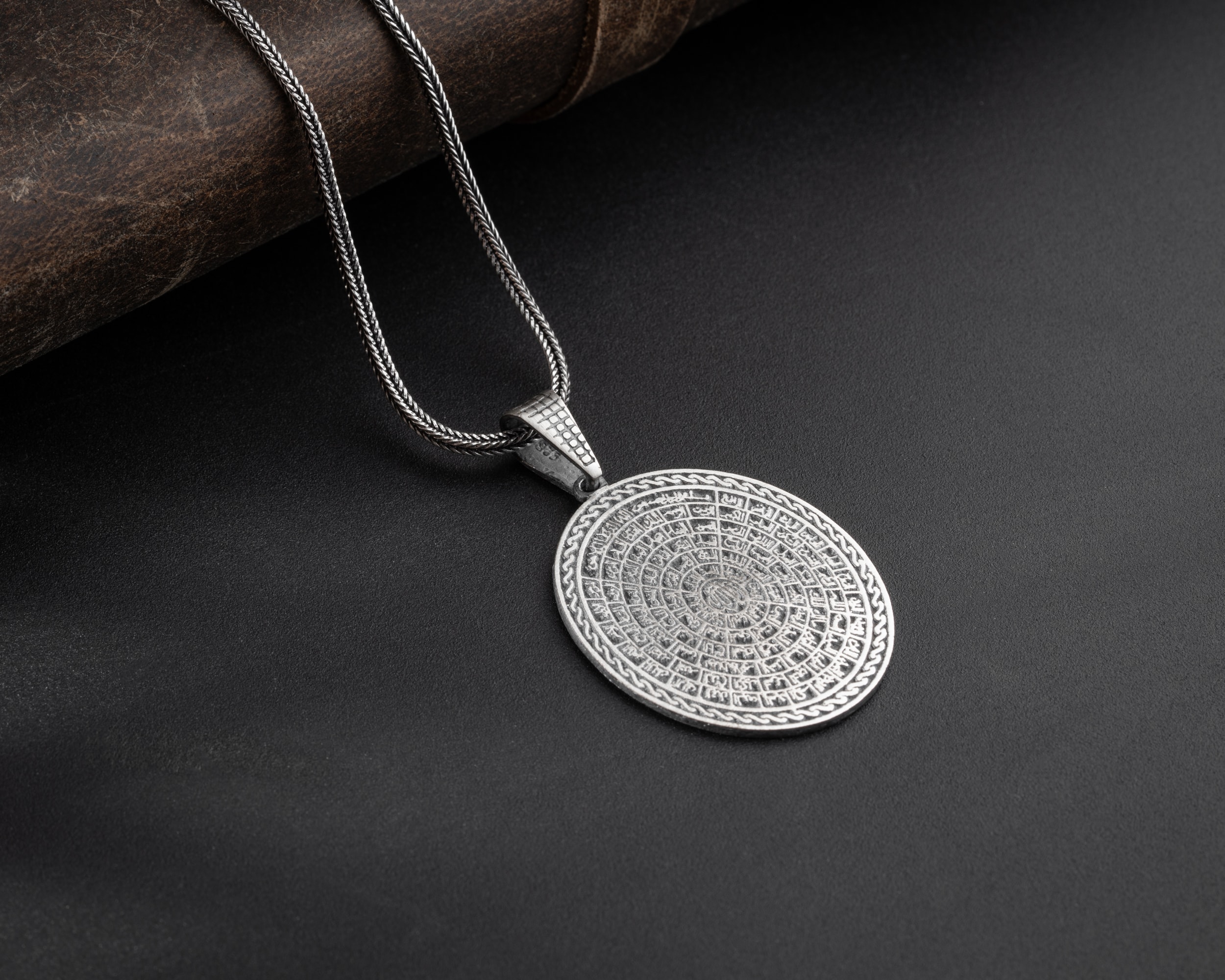 Allah’ın 99 İsmi Arapça Yazılı Erkek Kolye | Tilki Kuyruğu Zincirli Manevi ve Şık Tasarım