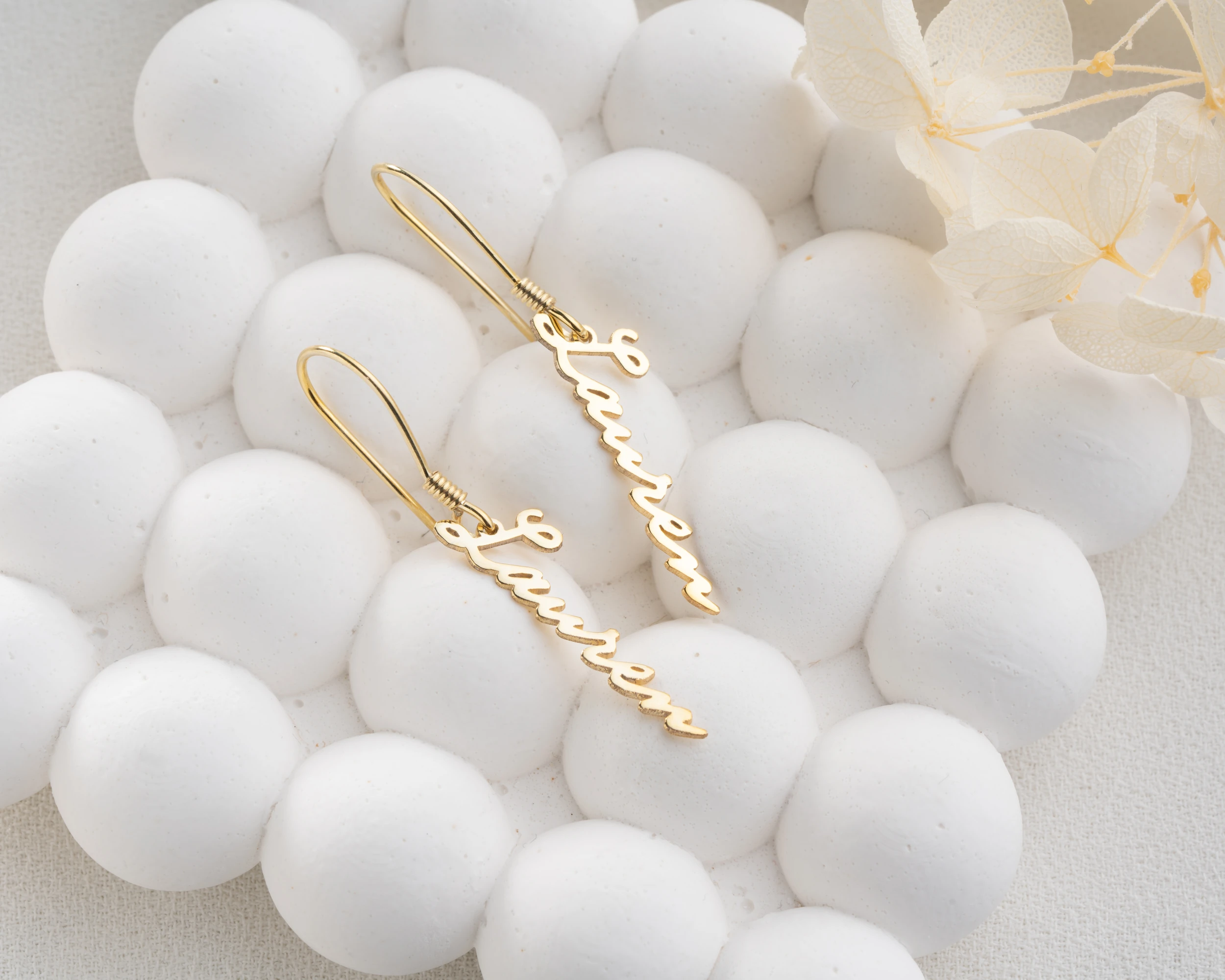 Dik Sallantılı İsim Küpe 925 Ayar Gümüş – Kişiselleştirilebilir Kadın Takısı