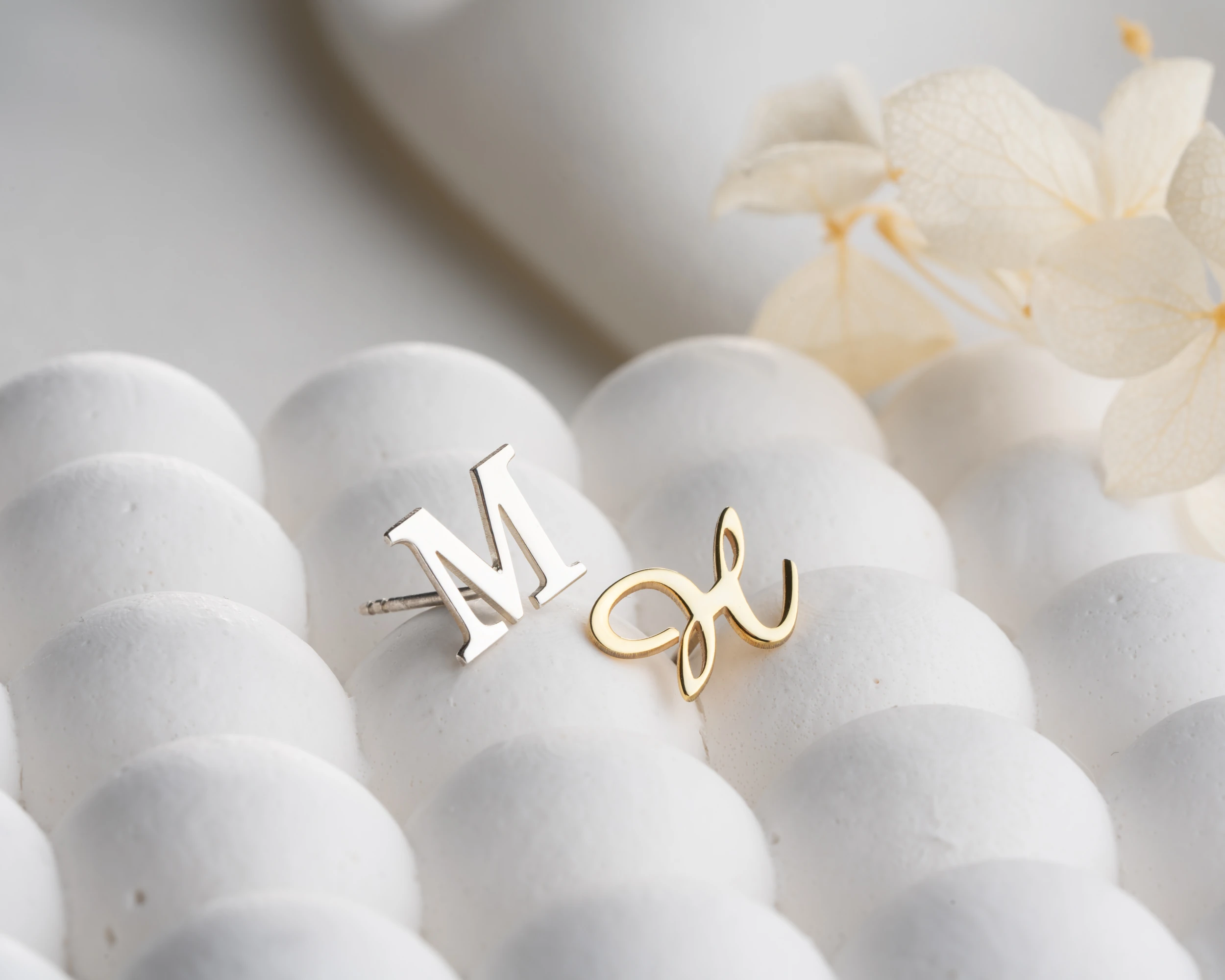 Çivili Harf Küpe 925 Ayar Gümüş – Kişiselleştirilebilir Kadın Takısı