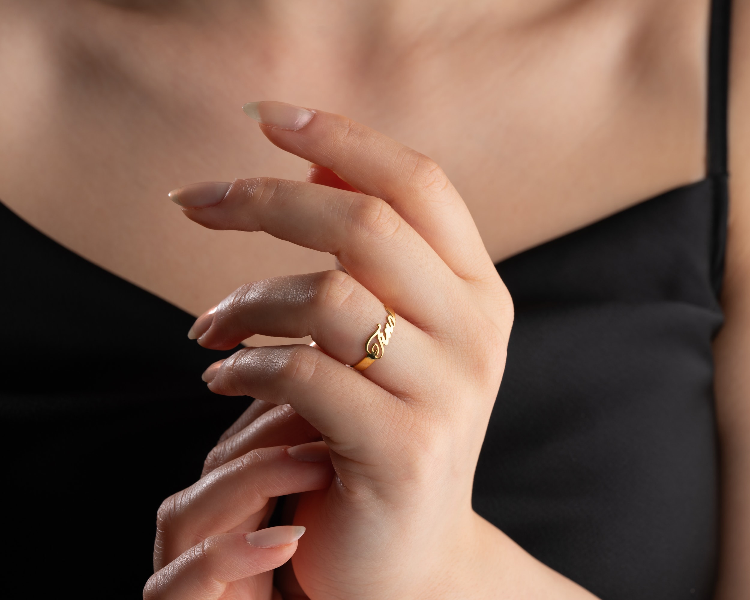 Kişisel İsimli Gümüş Yüzük – Minimal ve Anlamlı Tasarım