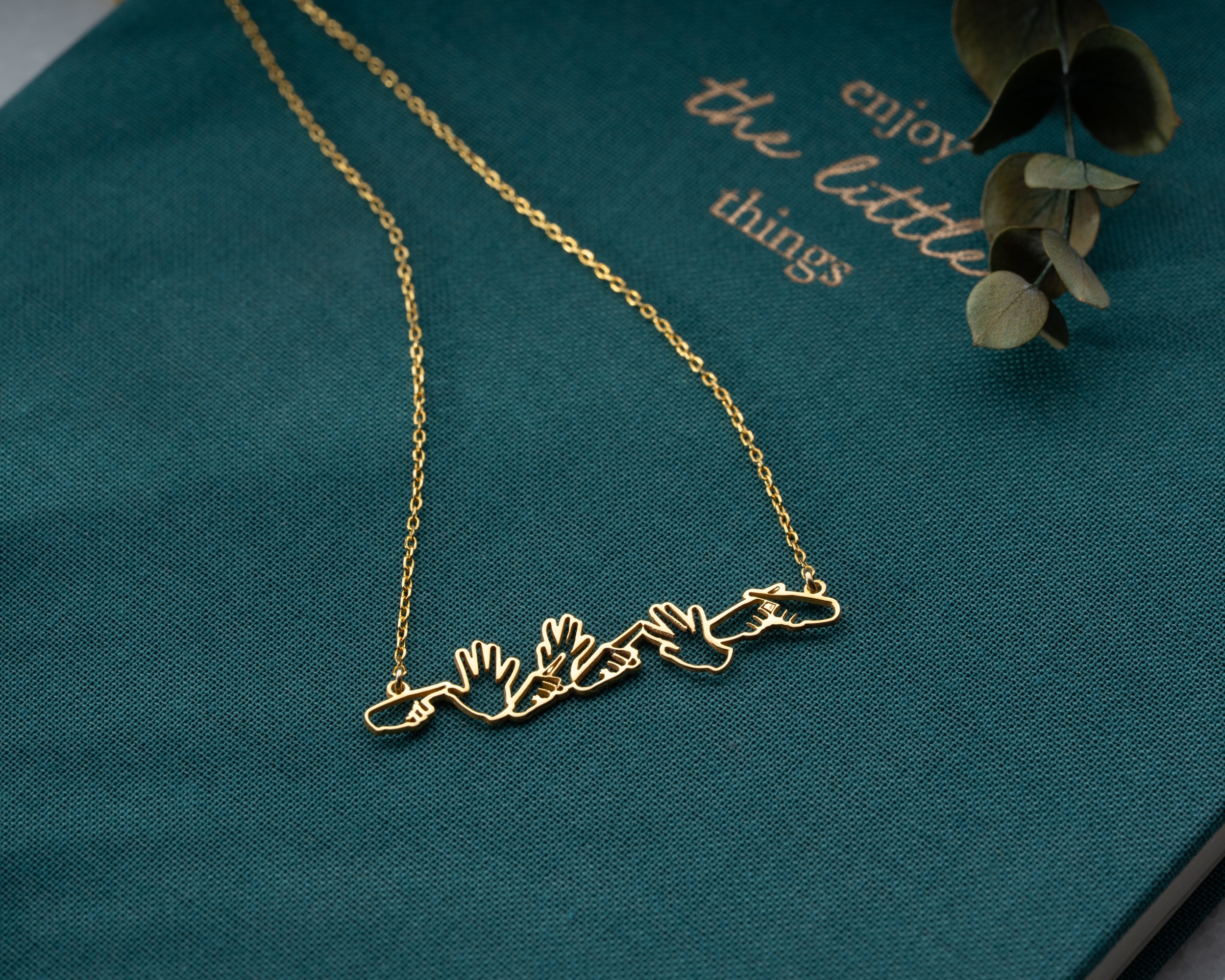 Kişiselleştirilebilir İşaret Dili Kolye | Anlamlı ve Zarif Tasarım