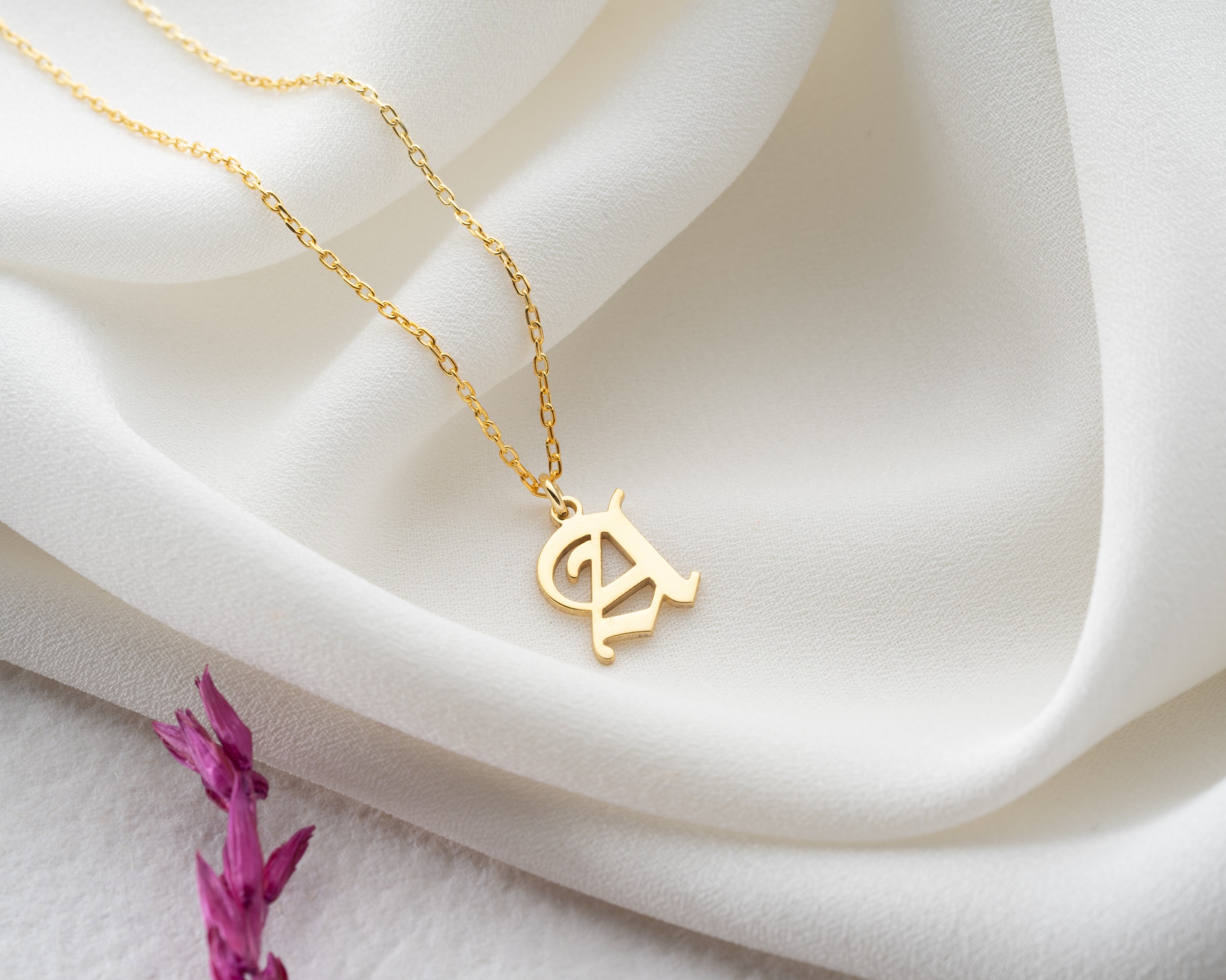 Doğum Taşlı Harf Kolye – Işıltılı ve Kişisel Bir Dokunuş