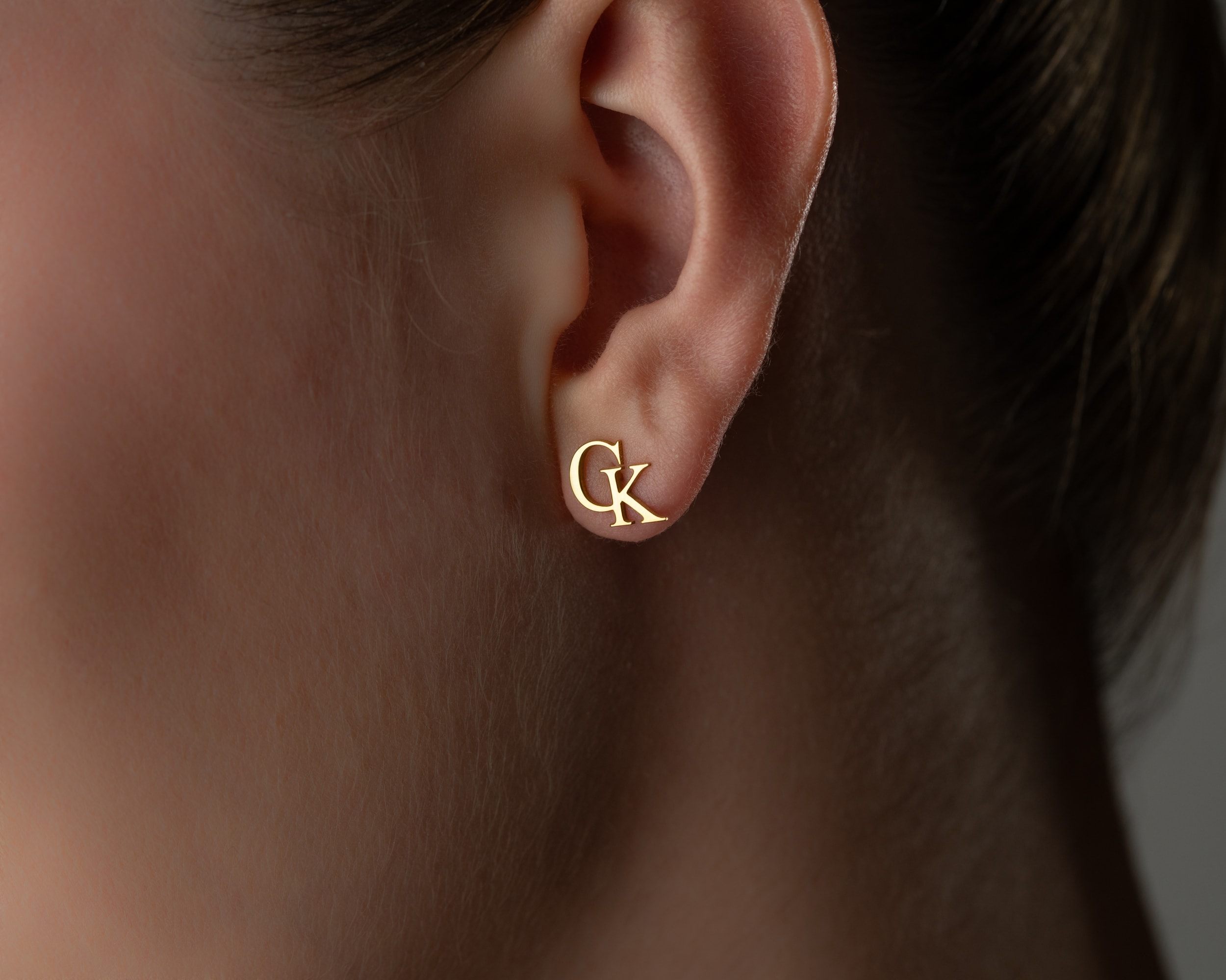 Kişiye Özel Çift Harf Küpe – Minimal ve Şık Aksesuar